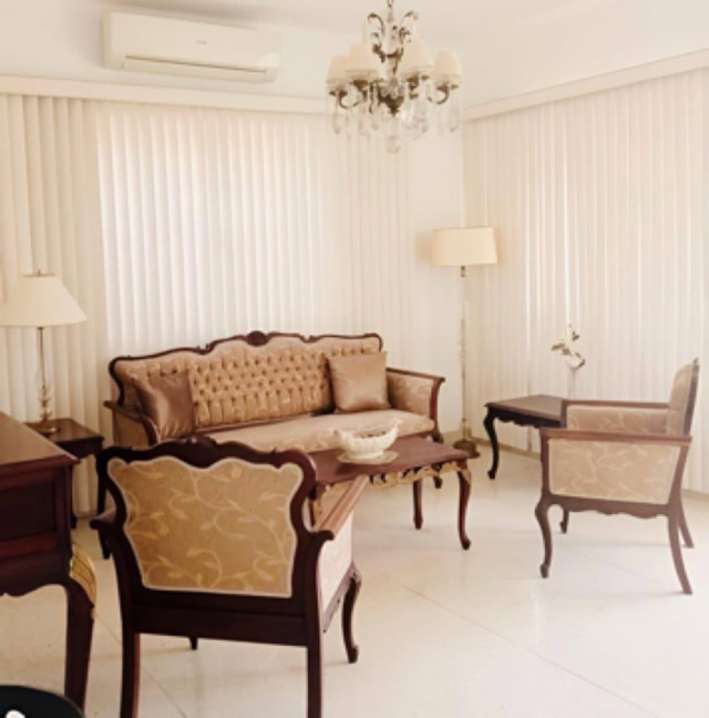 System.Collections.Generic.List`1[BluePillow.Application.SearchEngine.Dto.PhotoDto]?.ElementAt(1)?.Caption