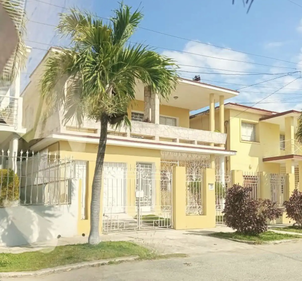 System.Collections.Generic.List`1[BluePillow.Application.SearchEngine.Dto.PhotoDto]?.ElementAt(0)?.Caption