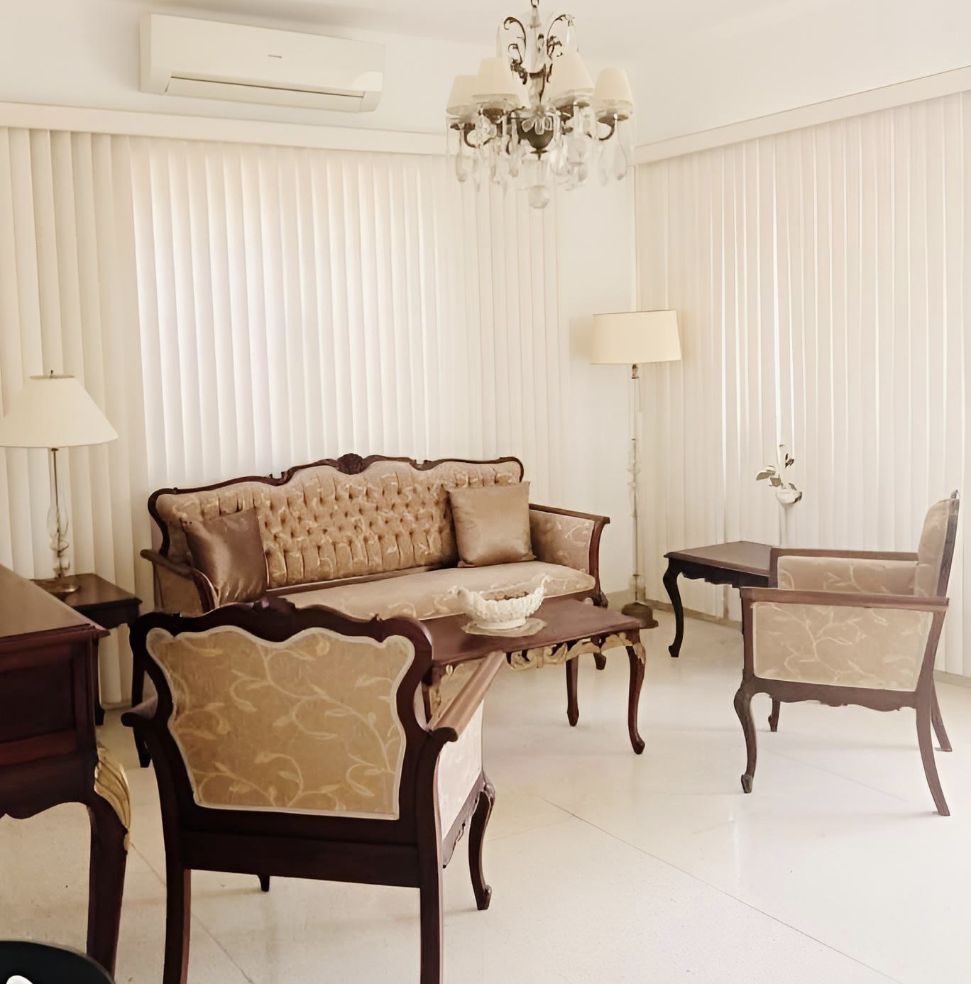 System.Collections.Generic.List`1[BluePillow.Application.SearchEngine.Dto.PhotoDto]?.ElementAt(1)?.Caption