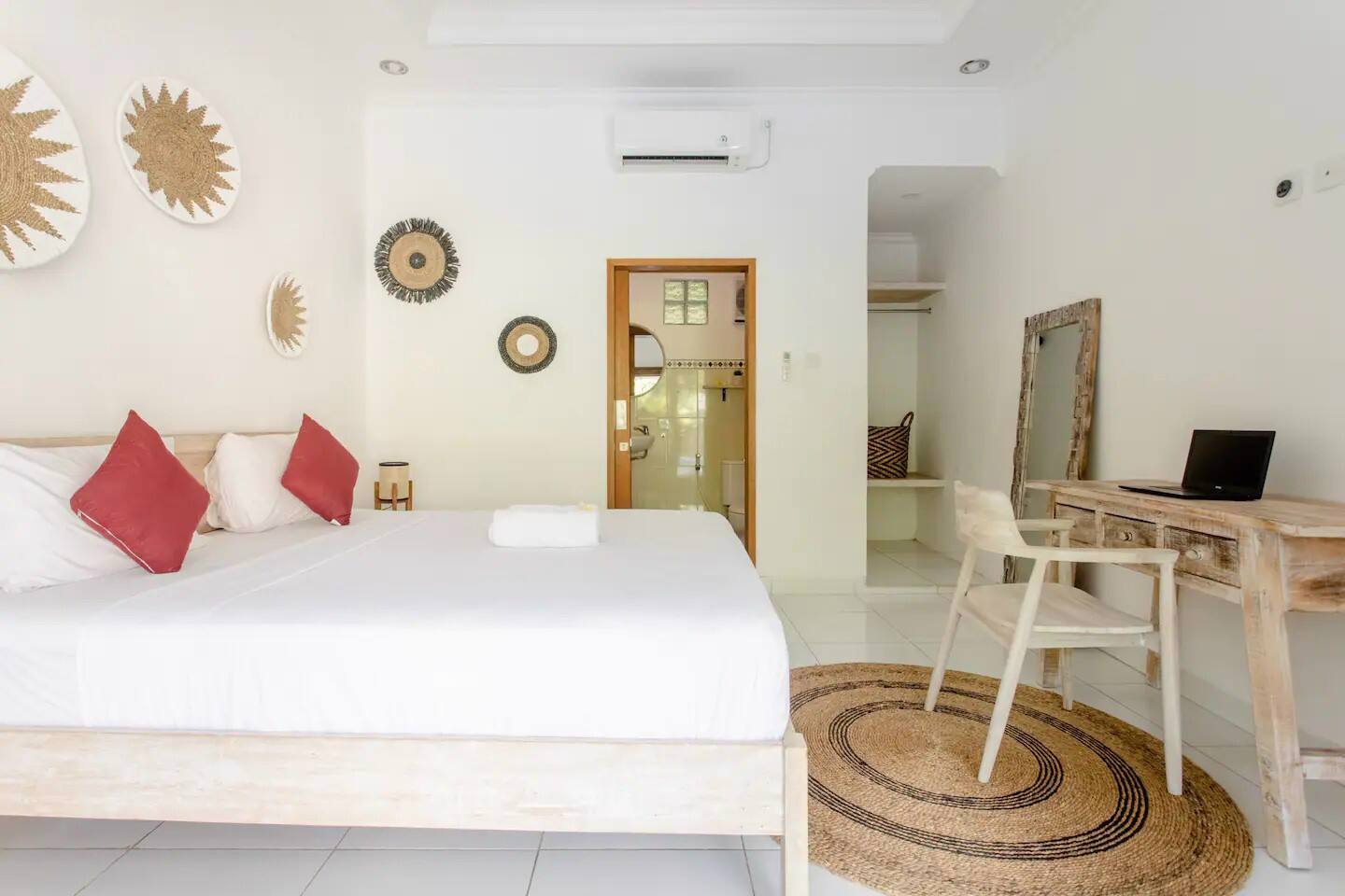 System.Collections.Generic.List`1[BluePillow.Application.SearchEngine.Dto.PhotoDto]?.ElementAt(0)?.Caption