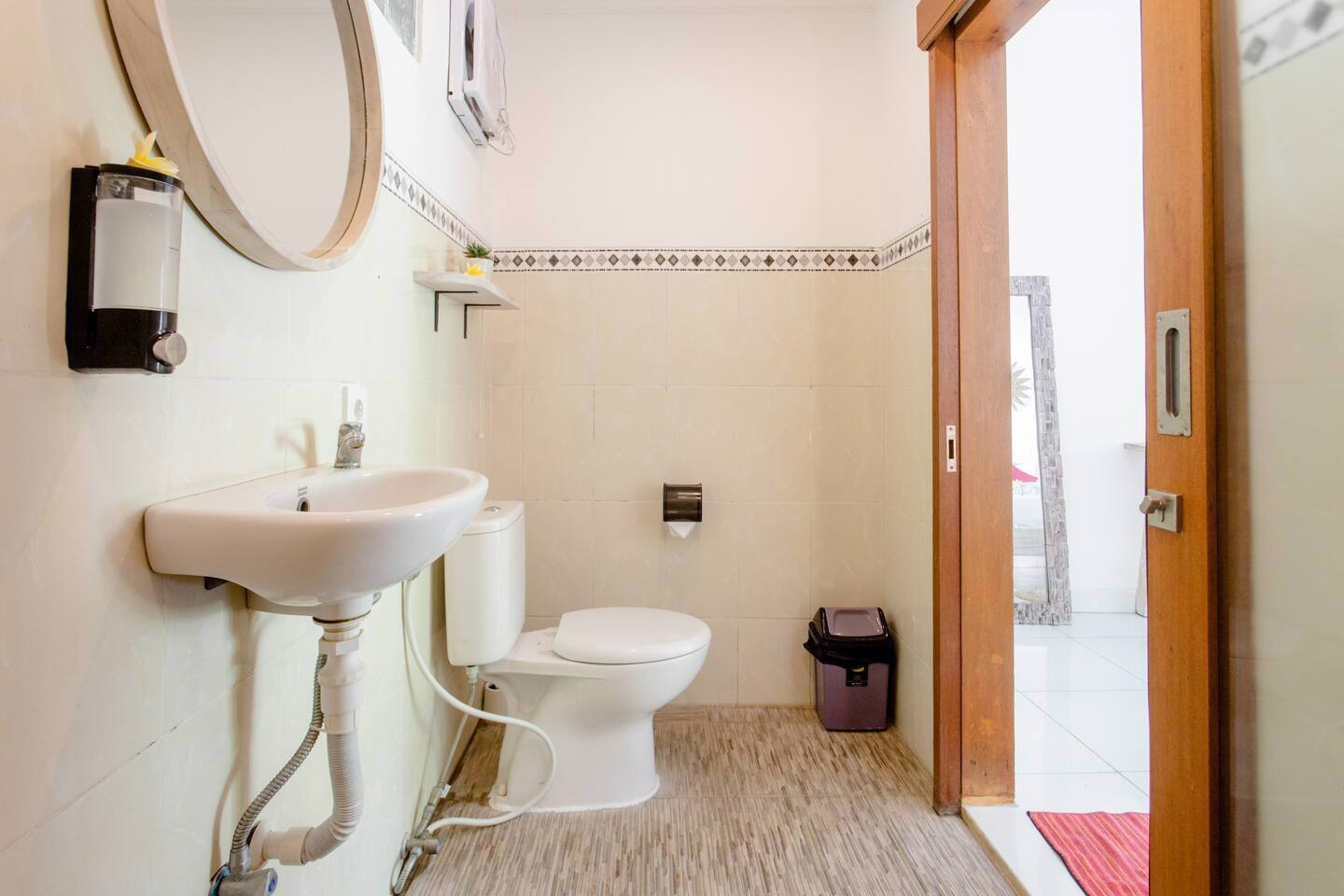 System.Collections.Generic.List`1[BluePillow.Application.SearchEngine.Dto.PhotoDto]?.ElementAt(2)?.Caption