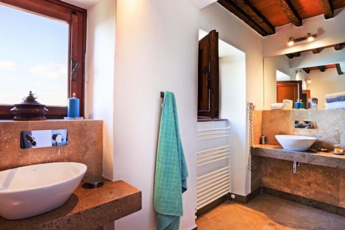 System.Collections.Generic.List`1[BluePillow.Application.SearchEngine.Dto.PhotoDto]?.ElementAt(3)?.Caption