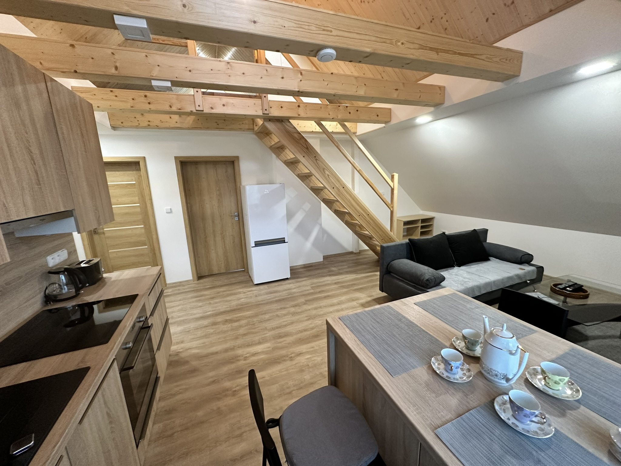 System.Collections.Generic.List`1[BluePillow.Application.SearchEngine.Dto.PhotoDto]?.ElementAt(1)?.Caption