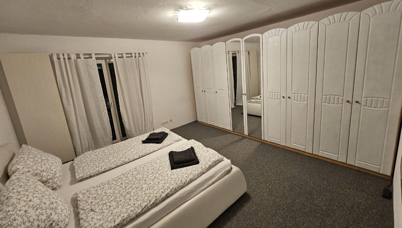 System.Collections.Generic.List`1[BluePillow.Application.SearchEngine.Dto.PhotoDto]?.ElementAt(3)?.Caption