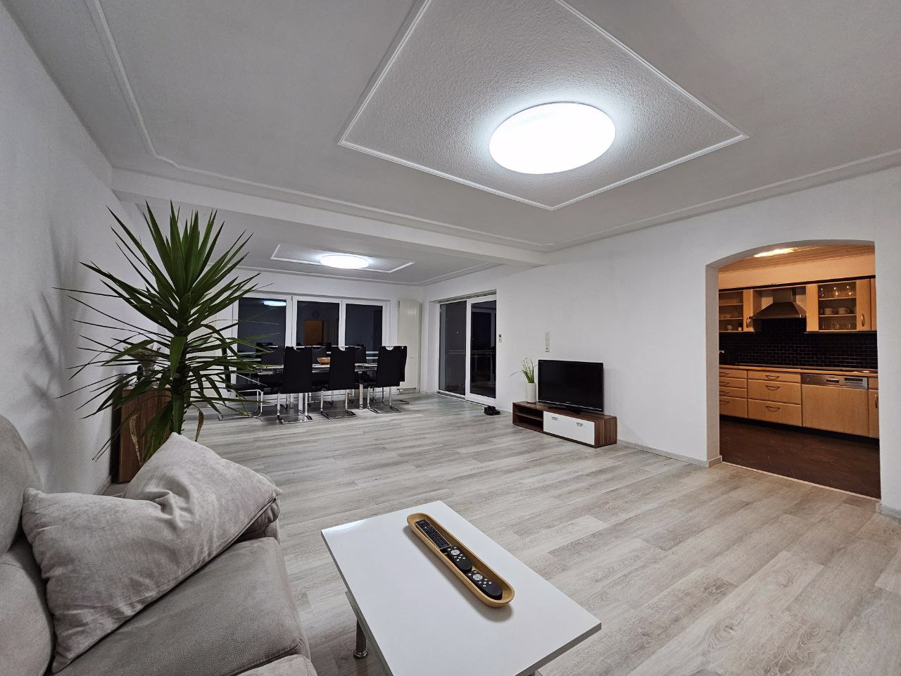 System.Collections.Generic.List`1[BluePillow.Application.SearchEngine.Dto.PhotoDto]?.ElementAt(1)?.Caption