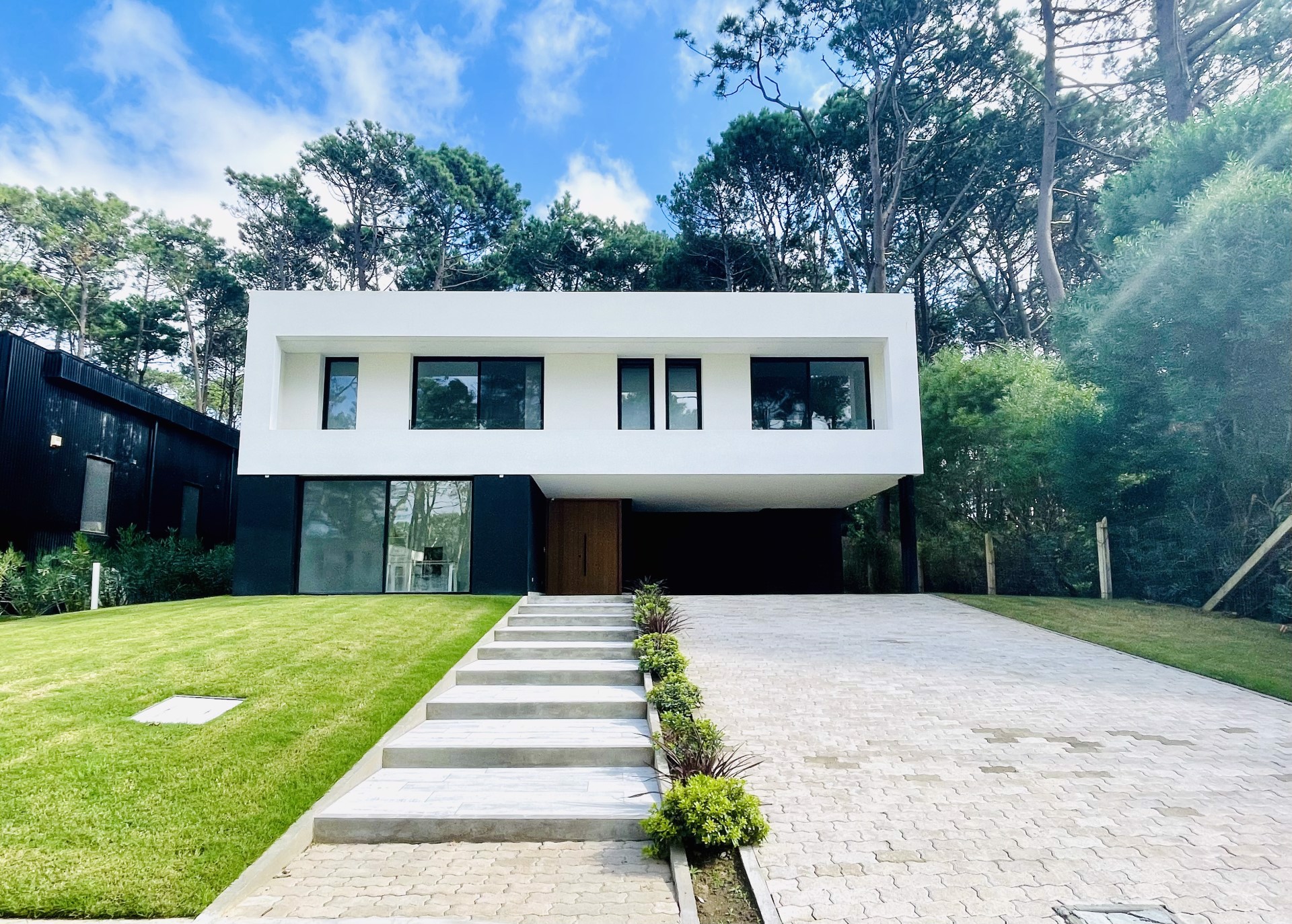 System.Collections.Generic.List`1[BluePillow.Application.SearchEngine.Dto.PhotoDto]?.ElementAt(0)?.Caption