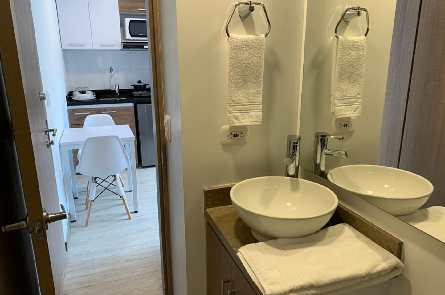 System.Collections.Generic.List`1[BluePillow.Application.SearchEngine.Dto.PhotoDto]?.ElementAt(3)?.Caption