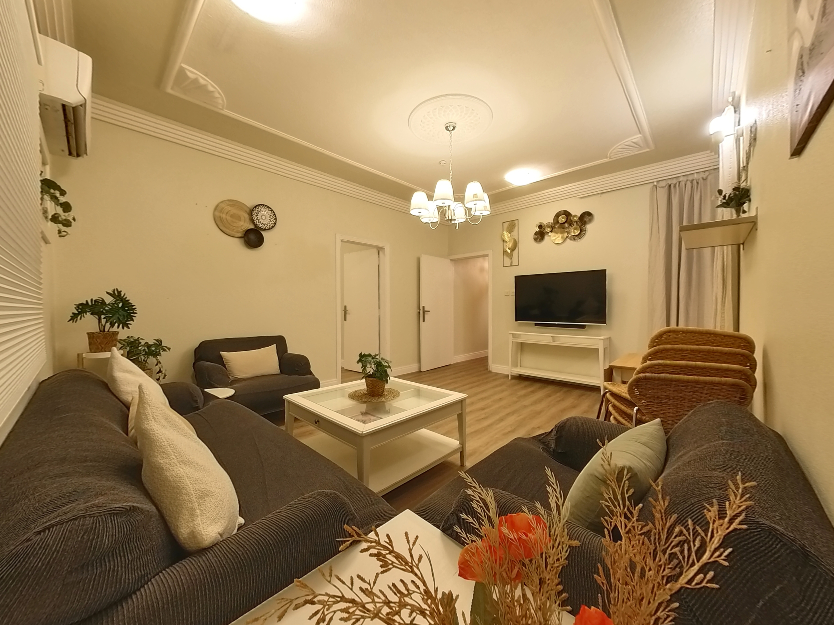 System.Collections.Generic.List`1[BluePillow.Application.SearchEngine.Dto.PhotoDto]?.ElementAt(0)?.Caption