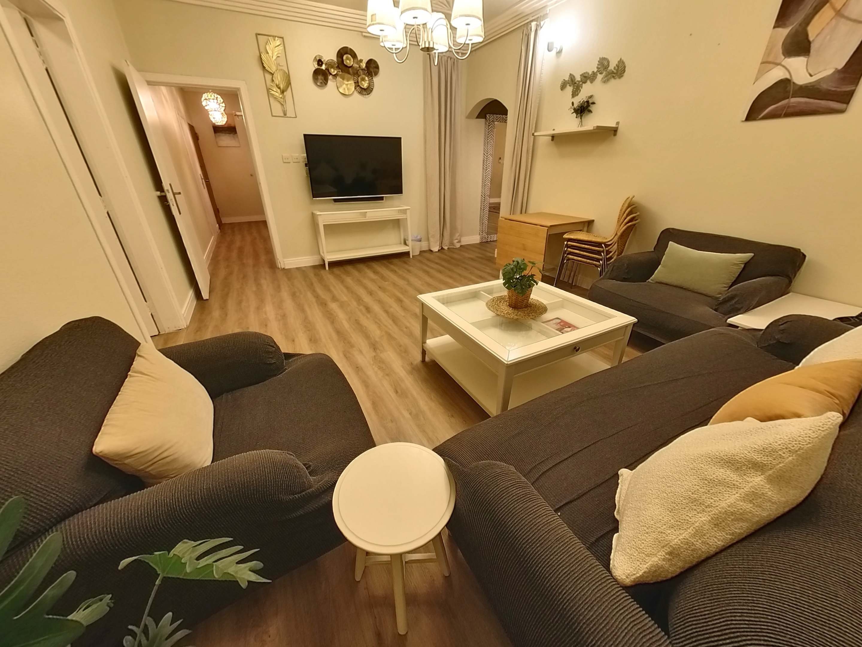 System.Collections.Generic.List`1[BluePillow.Application.SearchEngine.Dto.PhotoDto]?.ElementAt(1)?.Caption