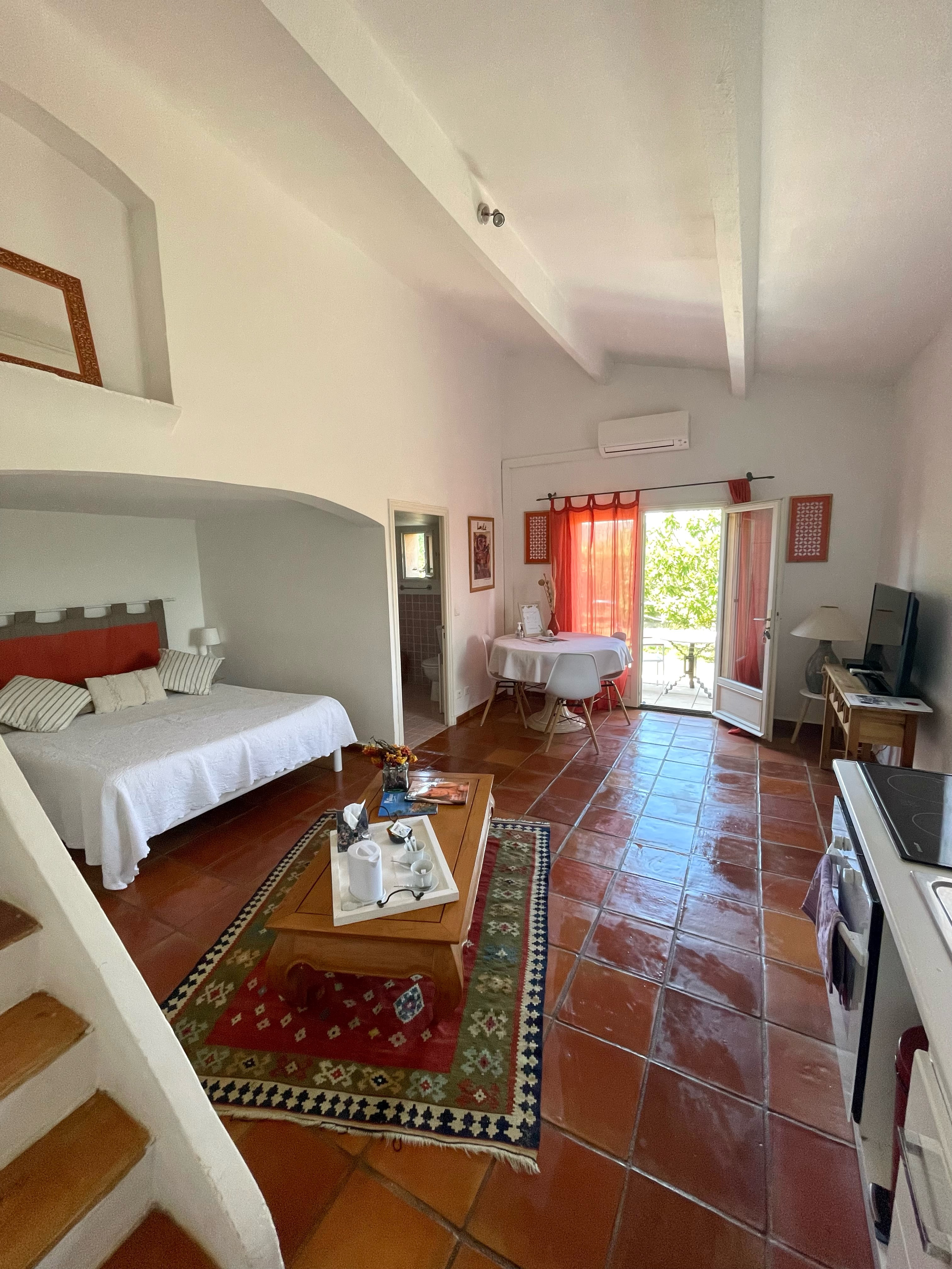 System.Collections.Generic.List`1[BluePillow.Application.SearchEngine.Dto.PhotoDto]?.ElementAt(3)?.Caption