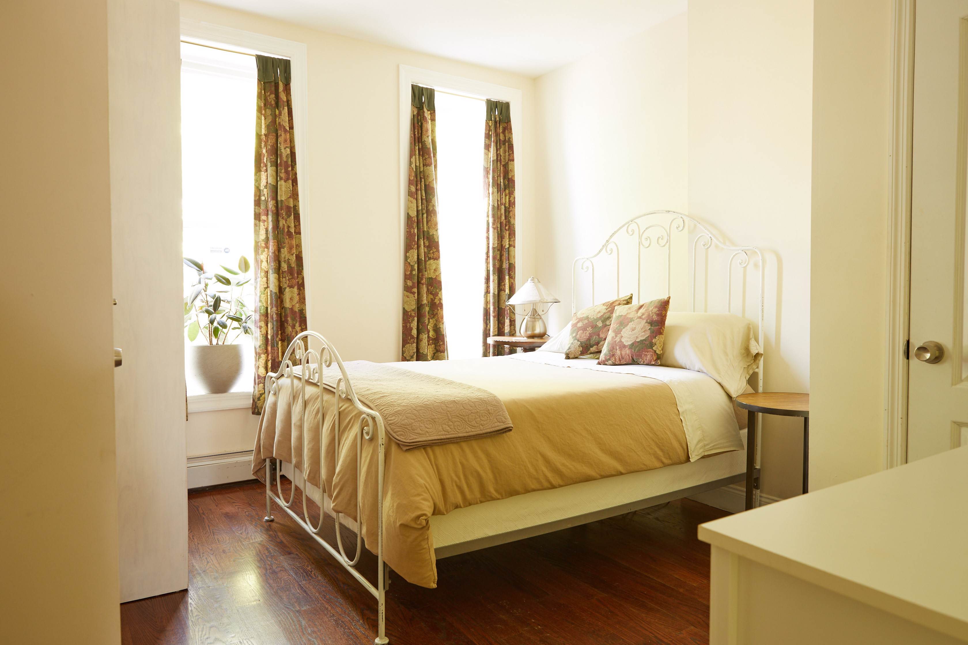 System.Collections.Generic.List`1[BluePillow.Application.SearchEngine.Dto.PhotoDto]?.ElementAt(3)?.Caption