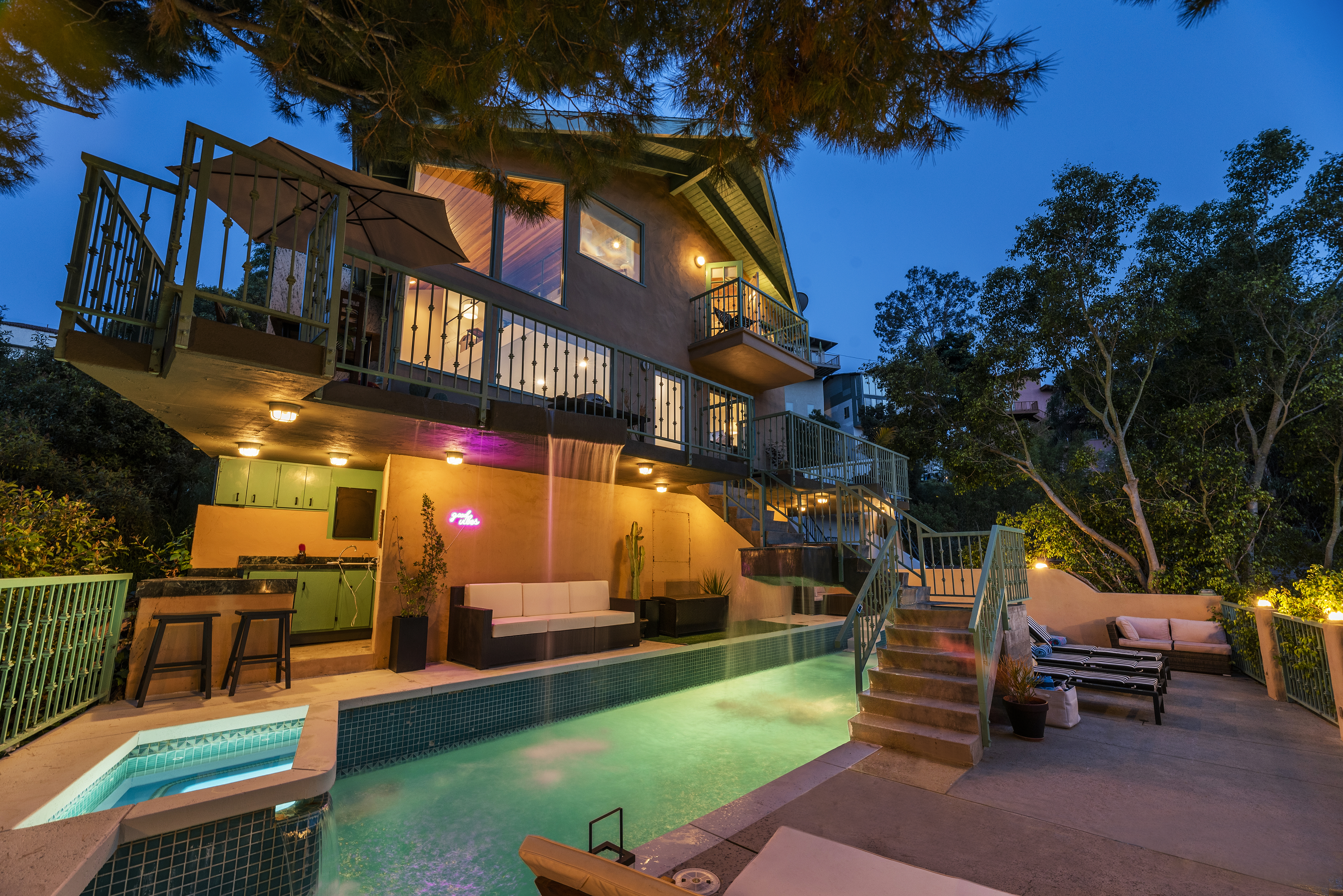 System.Collections.Generic.List`1[BluePillow.Application.SearchEngine.Dto.PhotoDto]?.ElementAt(0)?.Caption