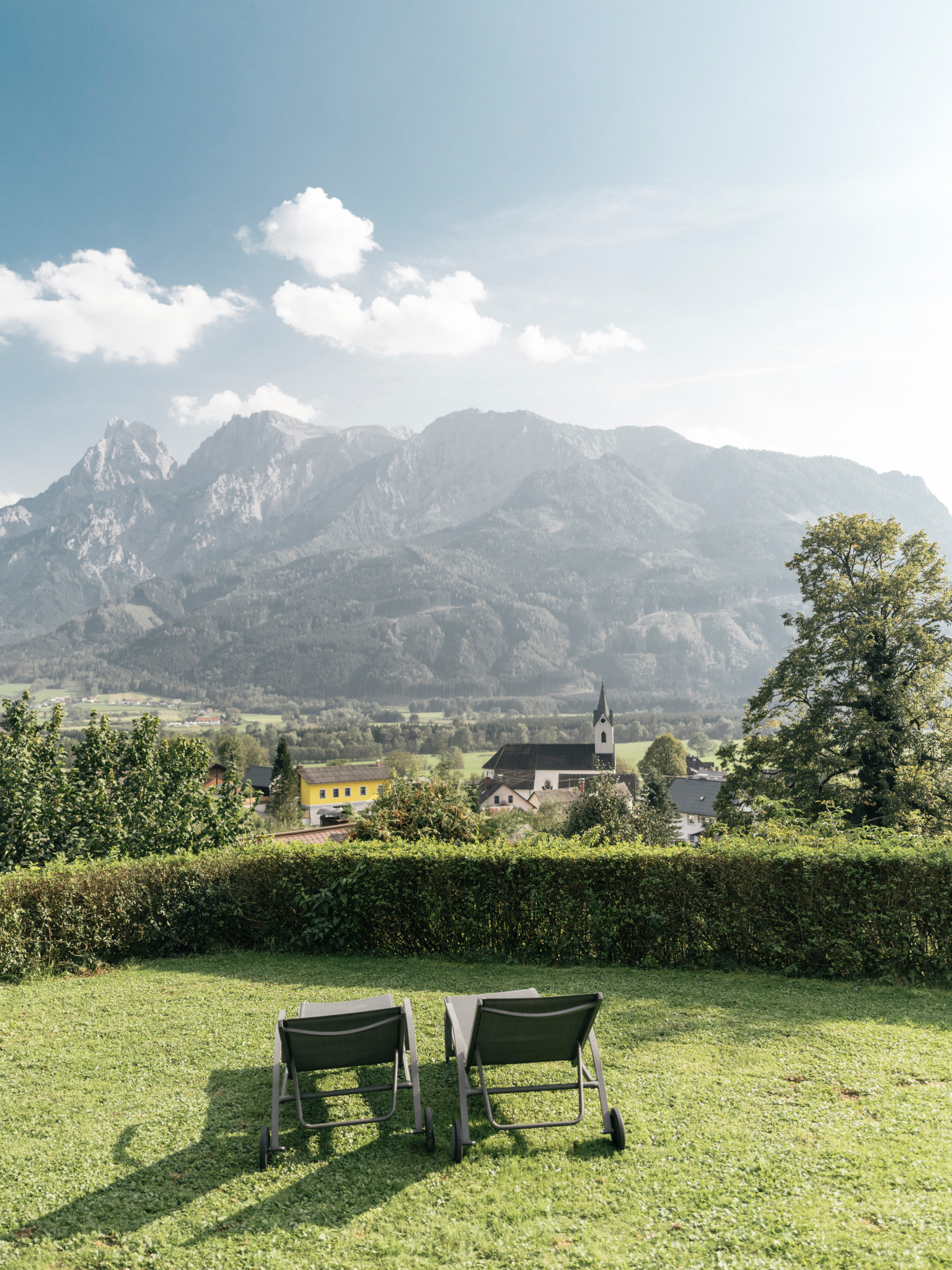 System.Collections.Generic.List`1[BluePillow.Application.SearchEngine.Dto.PhotoDto]?.ElementAt(2)?.Caption