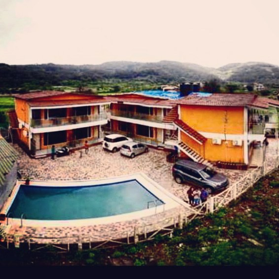 System.Collections.Generic.List`1[BluePillow.Application.SearchEngine.Dto.PhotoDto]?.ElementAt(0)?.Caption