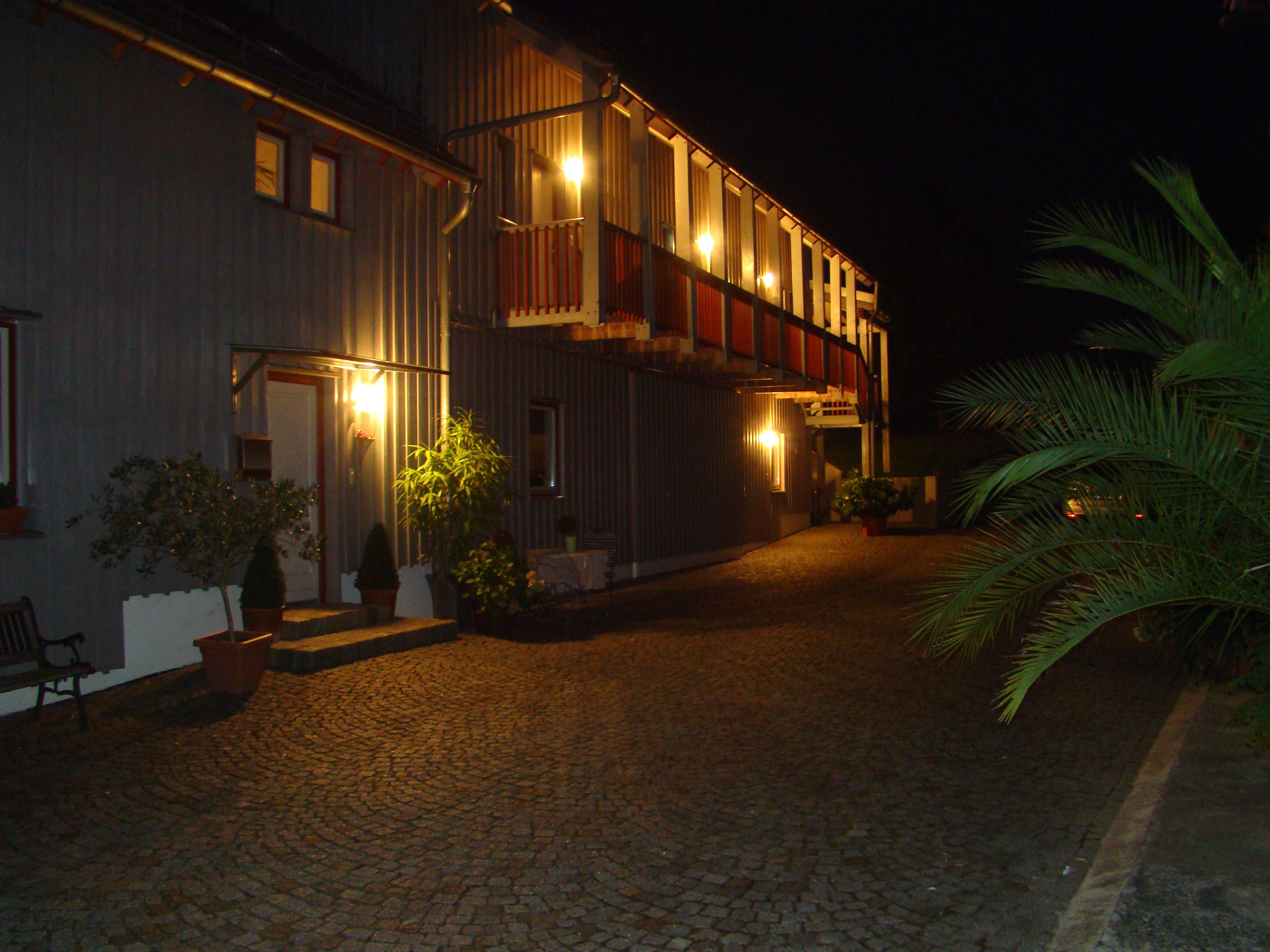 System.Collections.Generic.List`1[BluePillow.Application.SearchEngine.Dto.PhotoDto]?.ElementAt(2)?.Caption