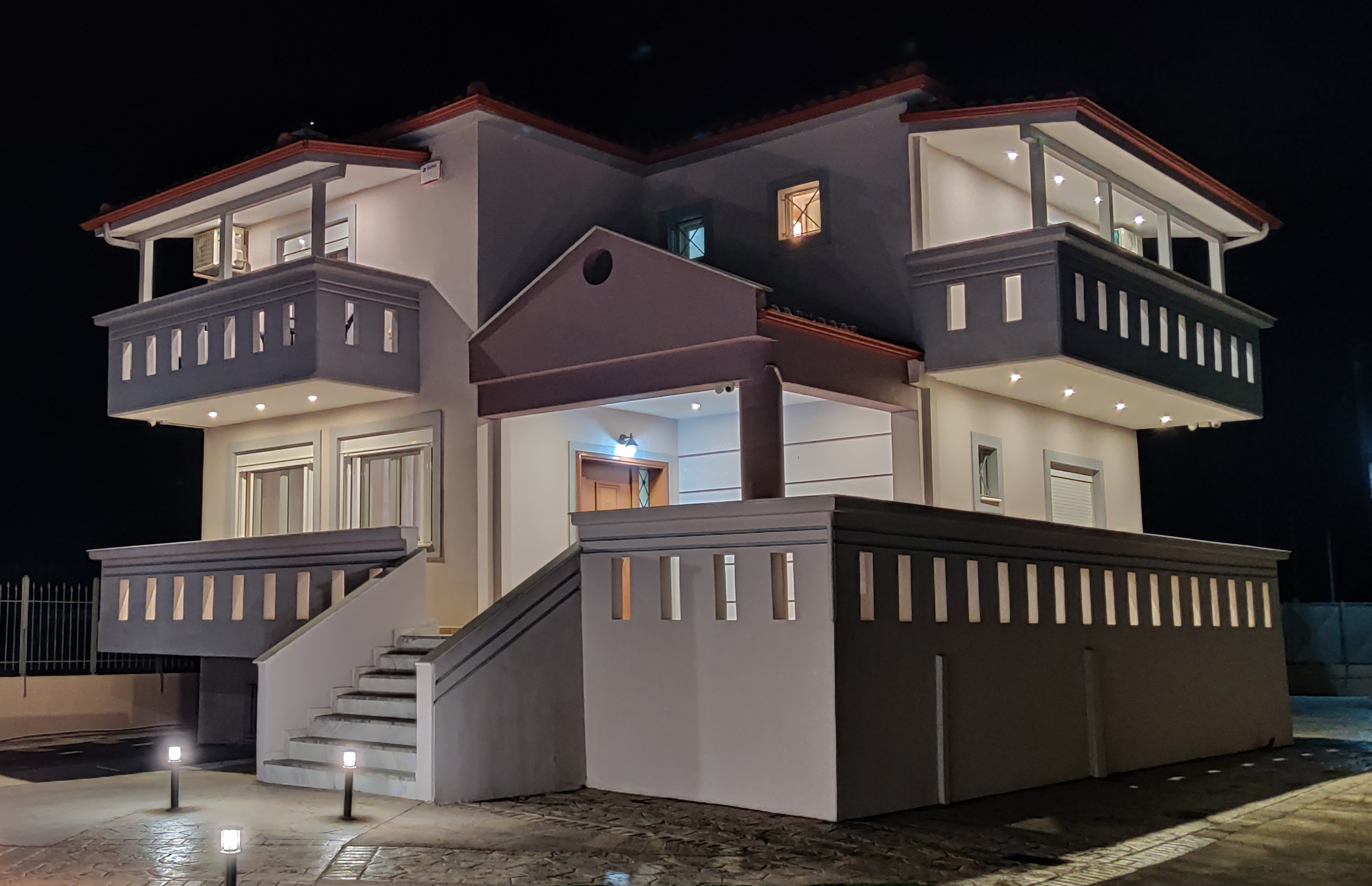 System.Collections.Generic.List`1[BluePillow.Application.SearchEngine.Dto.PhotoDto]?.ElementAt(0)?.Caption