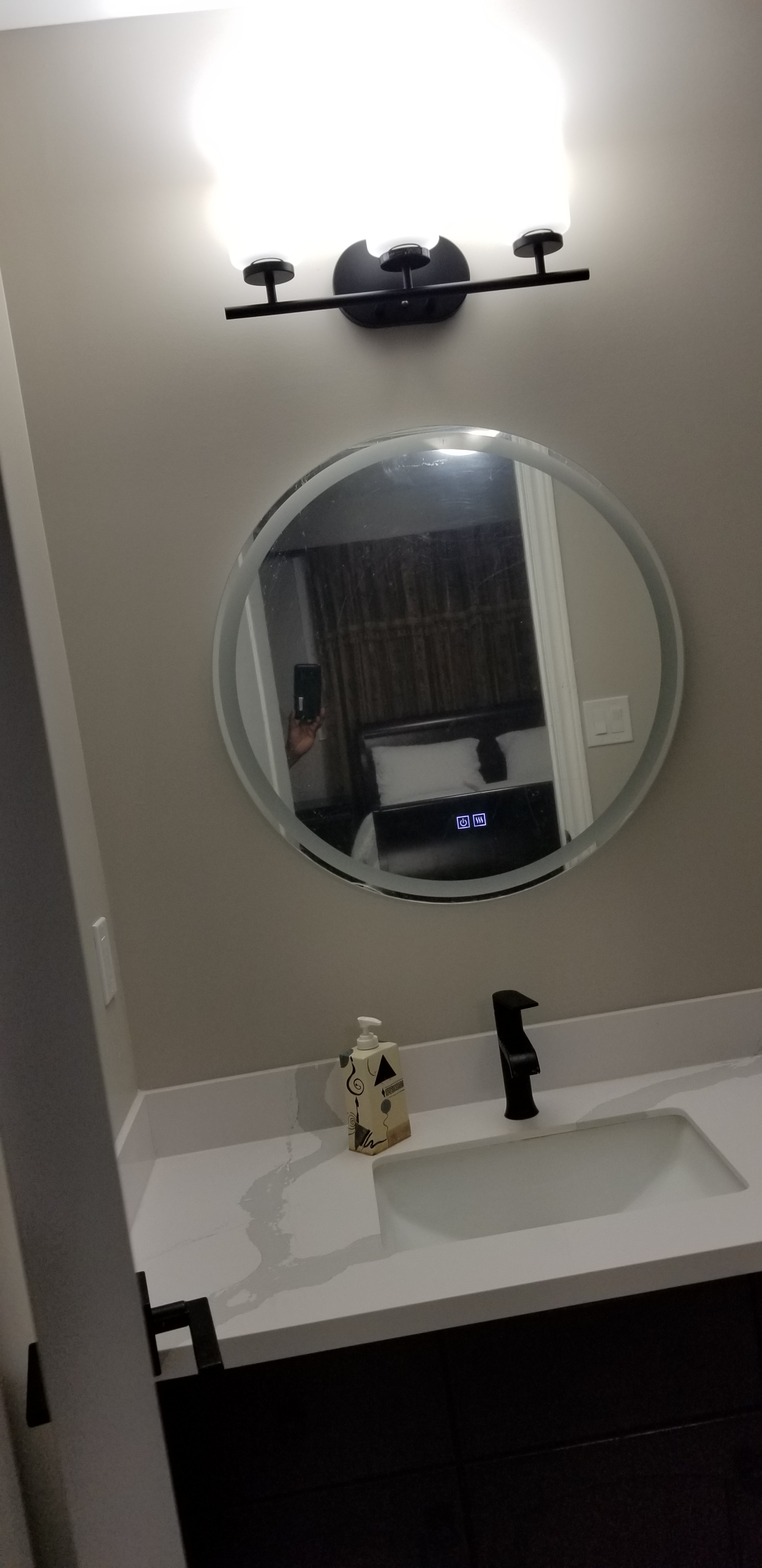 System.Collections.Generic.List`1[BluePillow.Application.SearchEngine.Dto.PhotoDto]?.ElementAt(2)?.Caption