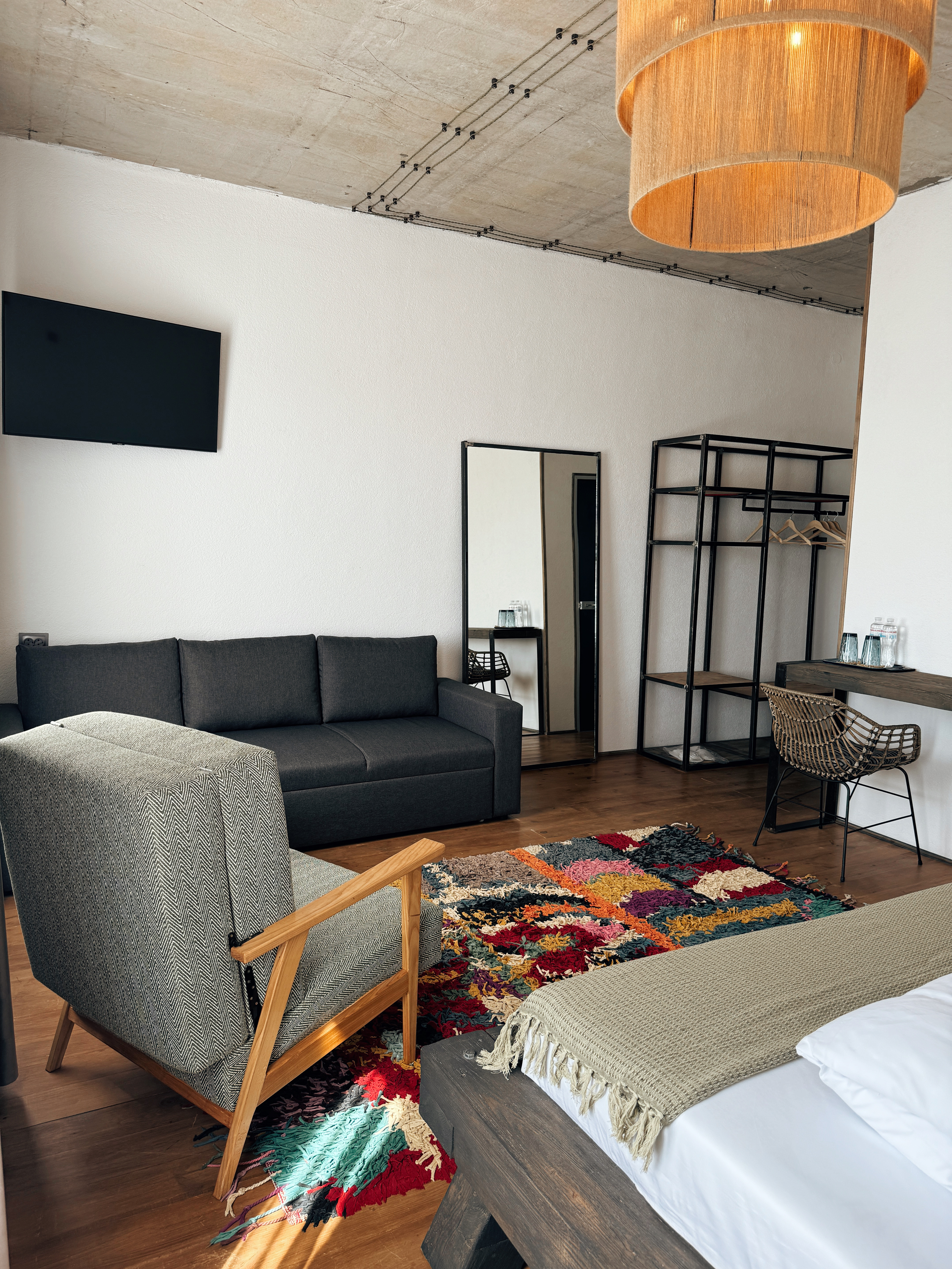 System.Collections.Generic.List`1[BluePillow.Application.SearchEngine.Dto.PhotoDto]?.ElementAt(2)?.Caption