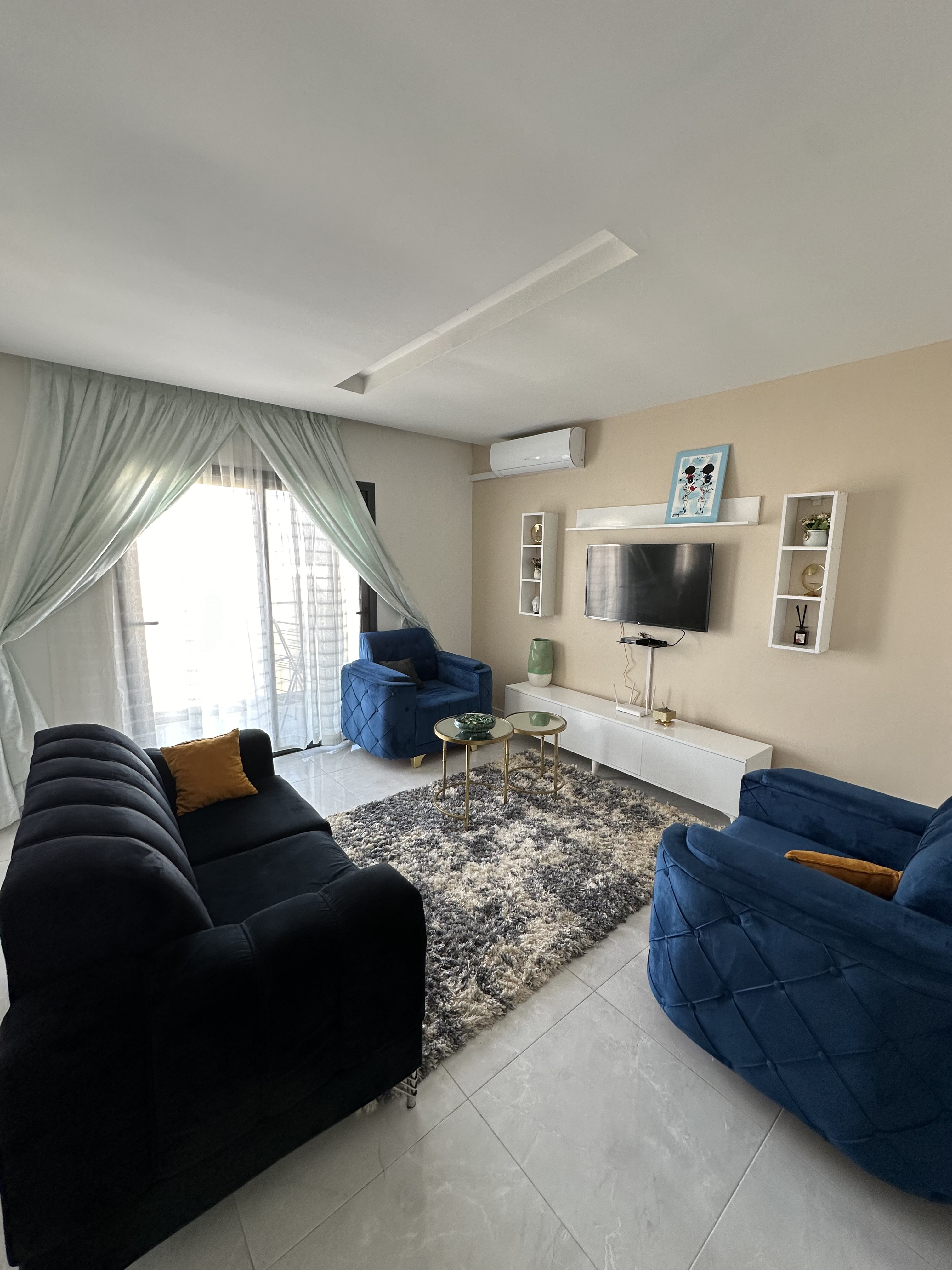 System.Collections.Generic.List`1[BluePillow.Application.SearchEngine.Dto.PhotoDto]?.ElementAt(0)?.Caption