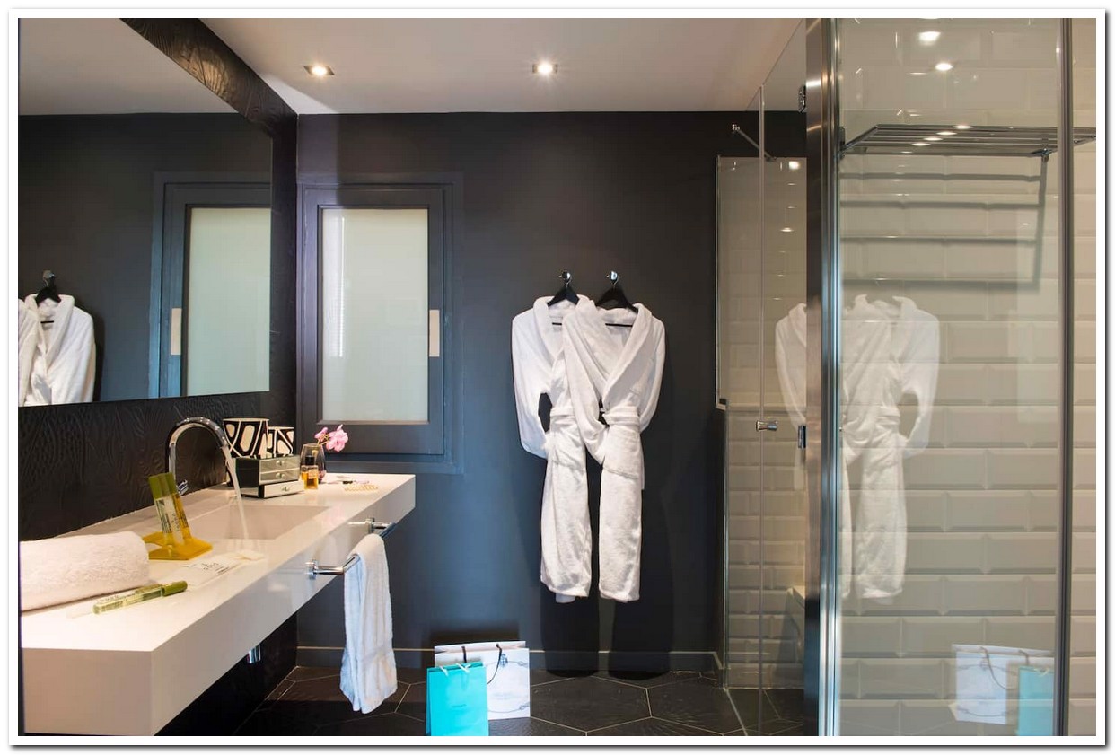 System.Collections.Generic.List`1[BluePillow.Application.SearchEngine.Dto.PhotoDto]?.ElementAt(2)?.Caption