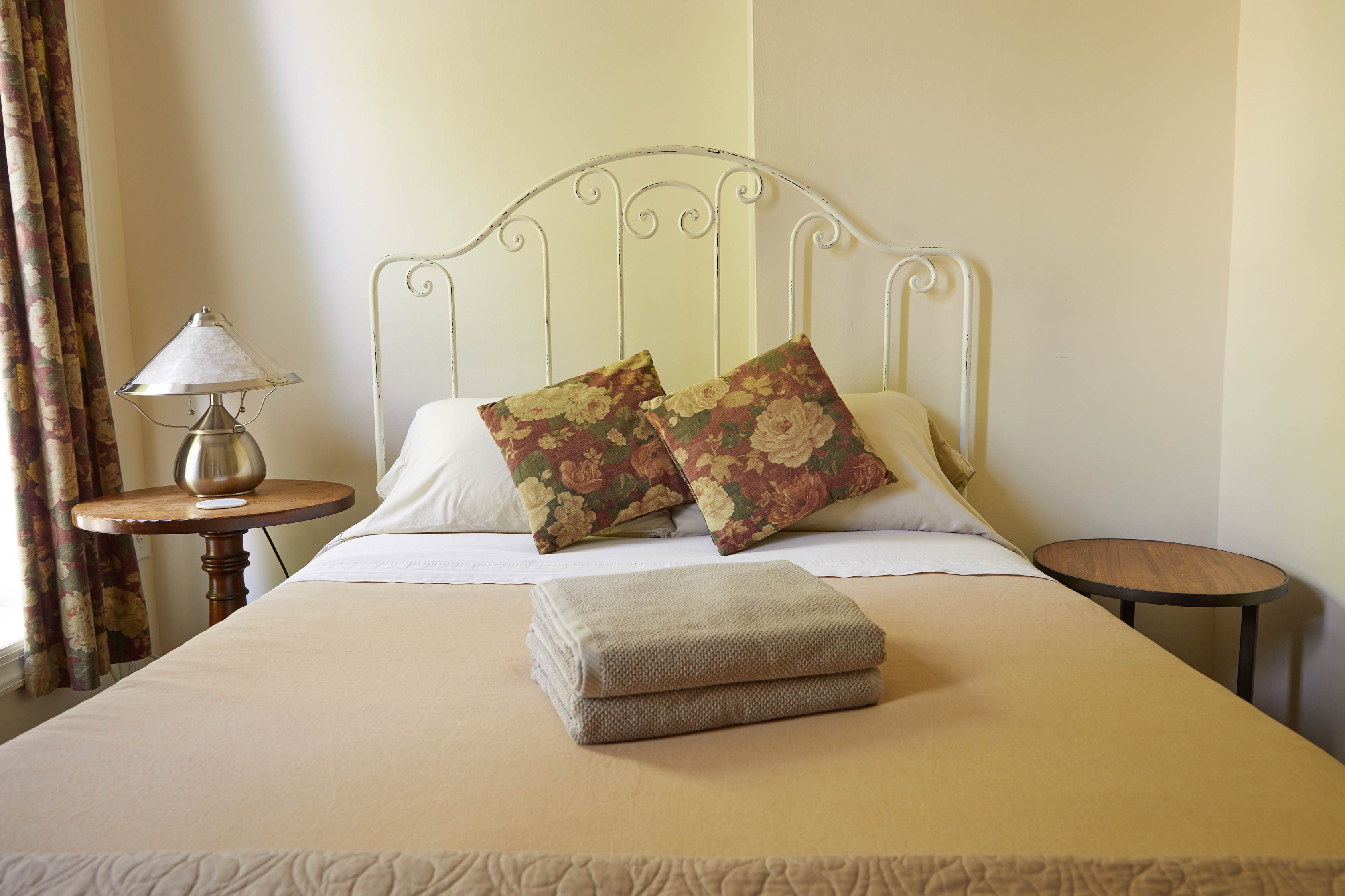 System.Collections.Generic.List`1[BluePillow.Application.SearchEngine.Dto.PhotoDto]?.ElementAt(2)?.Caption