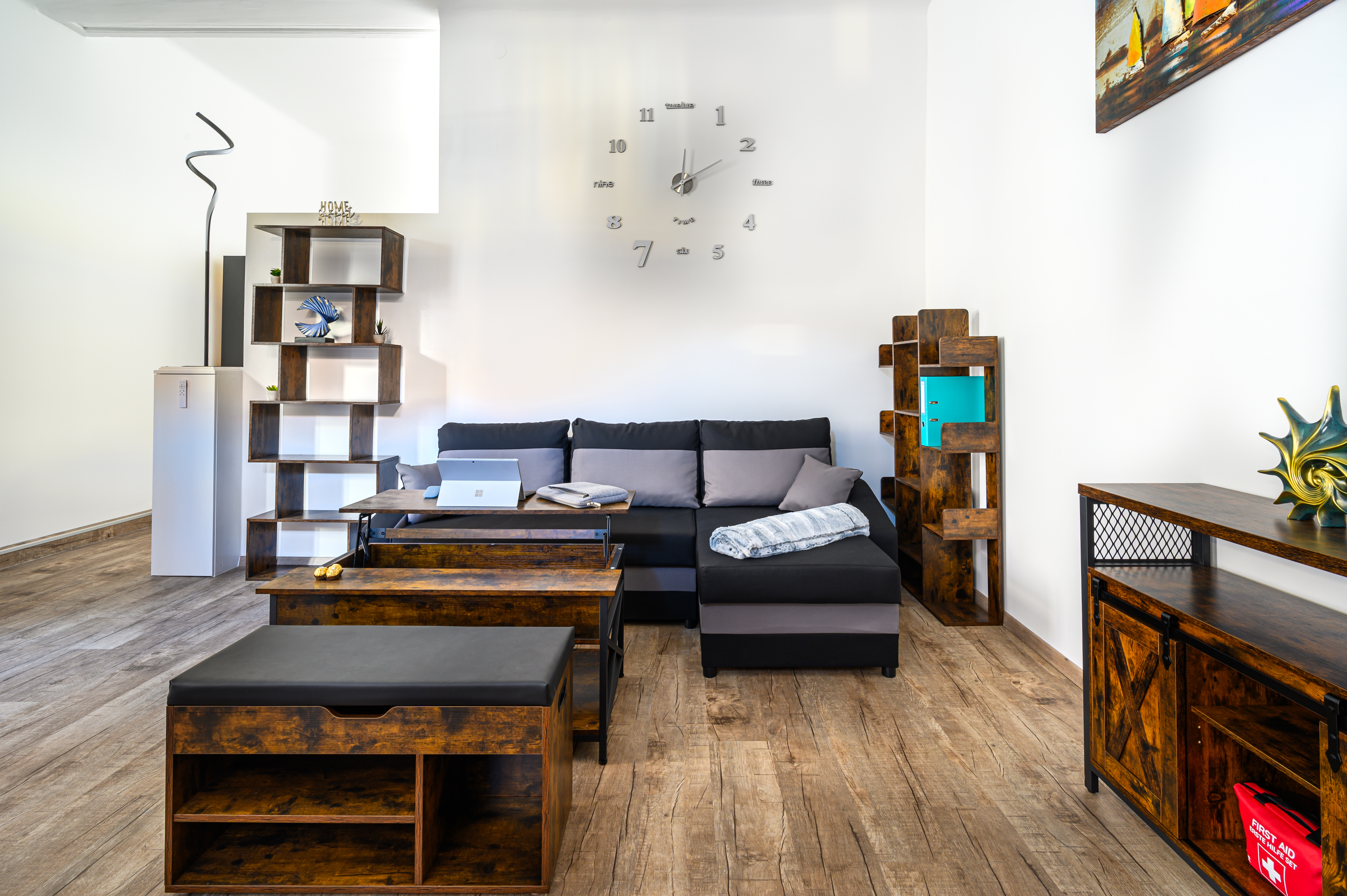 System.Collections.Generic.List`1[BluePillow.Application.SearchEngine.Dto.PhotoDto]?.ElementAt(3)?.Caption