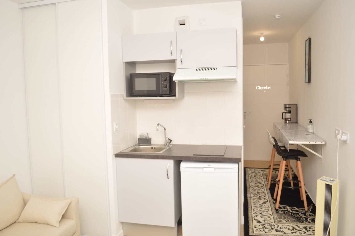 System.Collections.Generic.List`1[BluePillow.Application.SearchEngine.Dto.PhotoDto]?.ElementAt(2)?.Caption