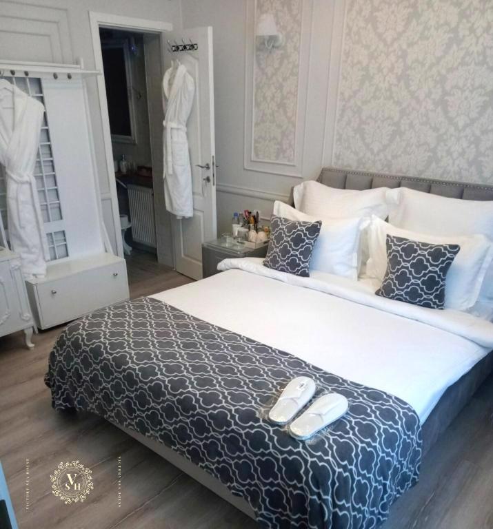 System.Collections.Generic.List`1[BluePillow.Application.SearchEngine.Dto.PhotoDto]?.ElementAt(1)?.Caption