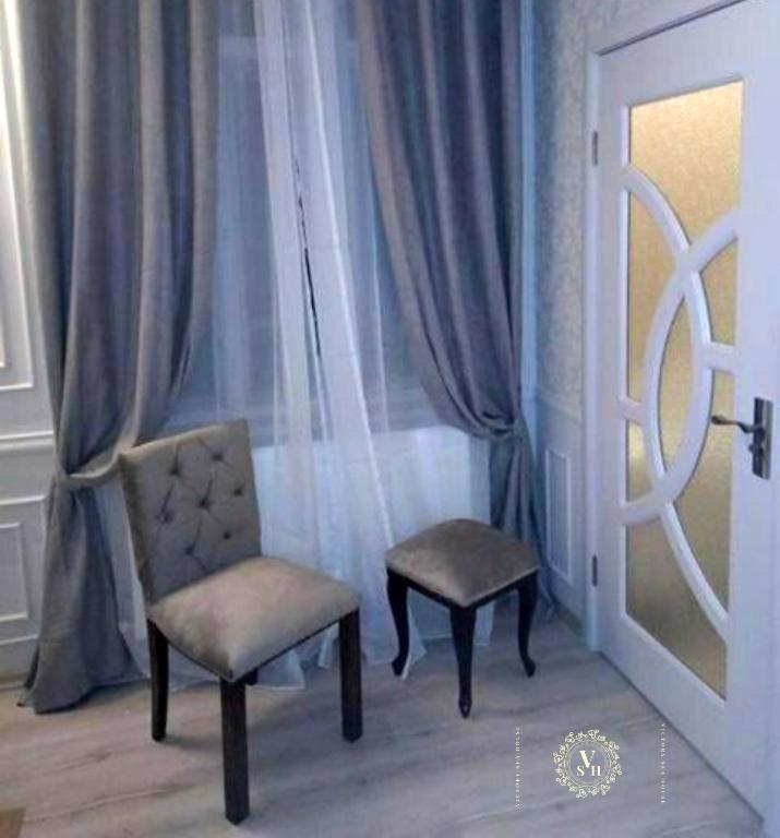 System.Collections.Generic.List`1[BluePillow.Application.SearchEngine.Dto.PhotoDto]?.ElementAt(3)?.Caption