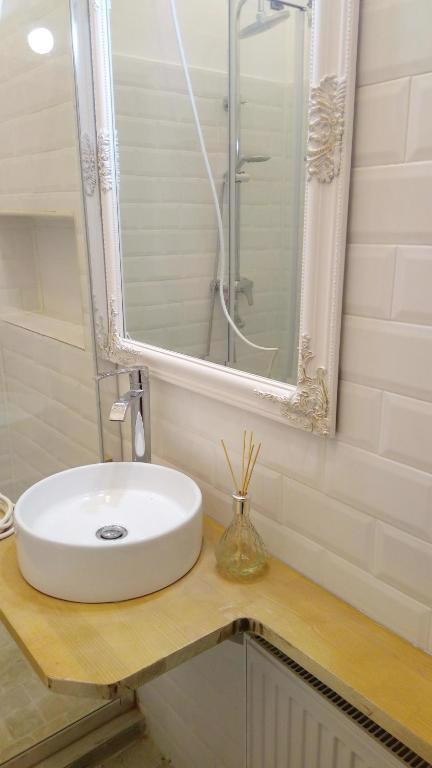 System.Collections.Generic.List`1[BluePillow.Application.SearchEngine.Dto.PhotoDto]?.ElementAt(2)?.Caption