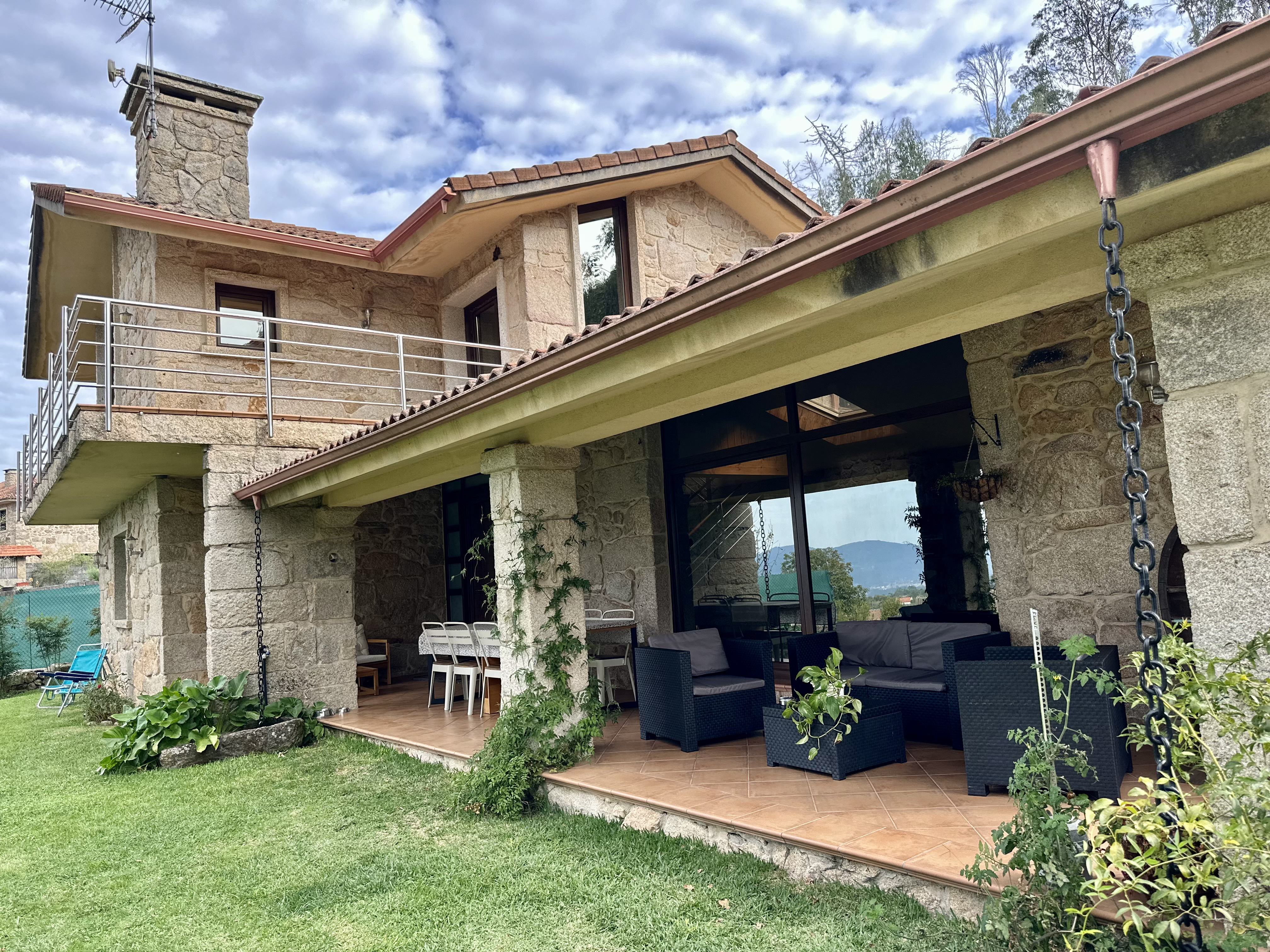 System.Collections.Generic.List`1[BluePillow.Application.SearchEngine.Dto.PhotoDto]?.ElementAt(1)?.Caption