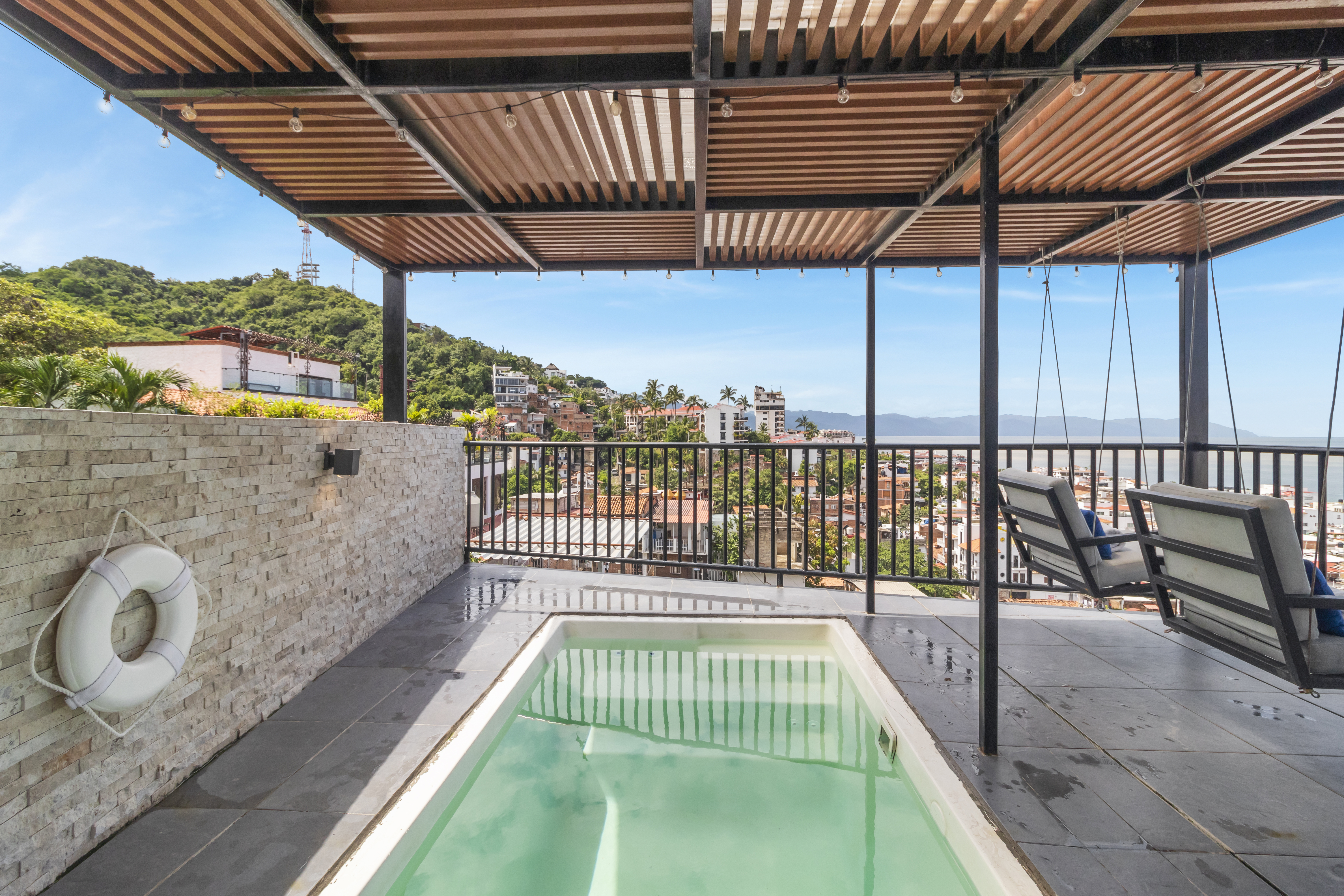 System.Collections.Generic.List`1[BluePillow.Application.SearchEngine.Dto.PhotoDto]?.ElementAt(3)?.Caption