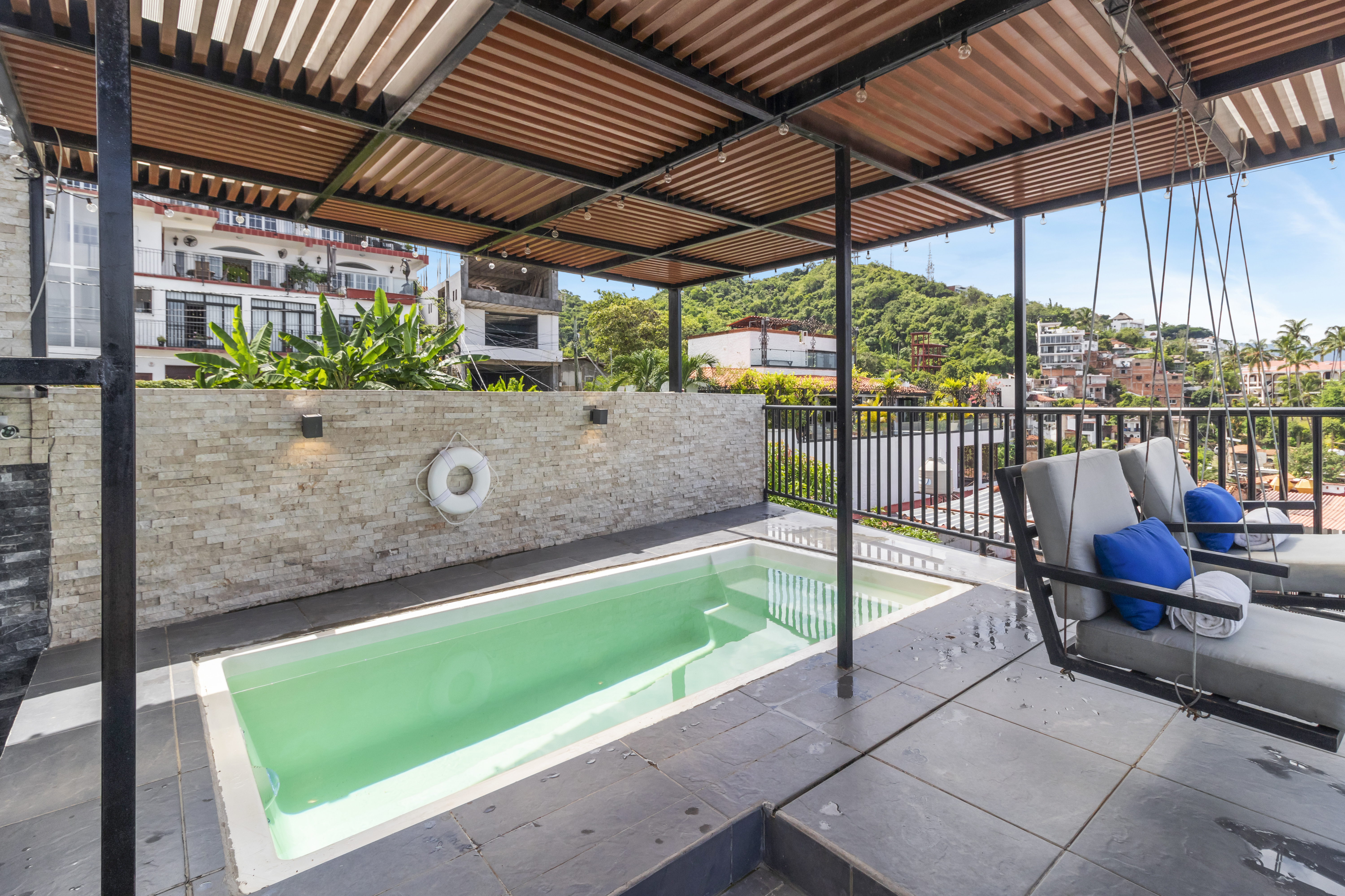 System.Collections.Generic.List`1[BluePillow.Application.SearchEngine.Dto.PhotoDto]?.ElementAt(2)?.Caption