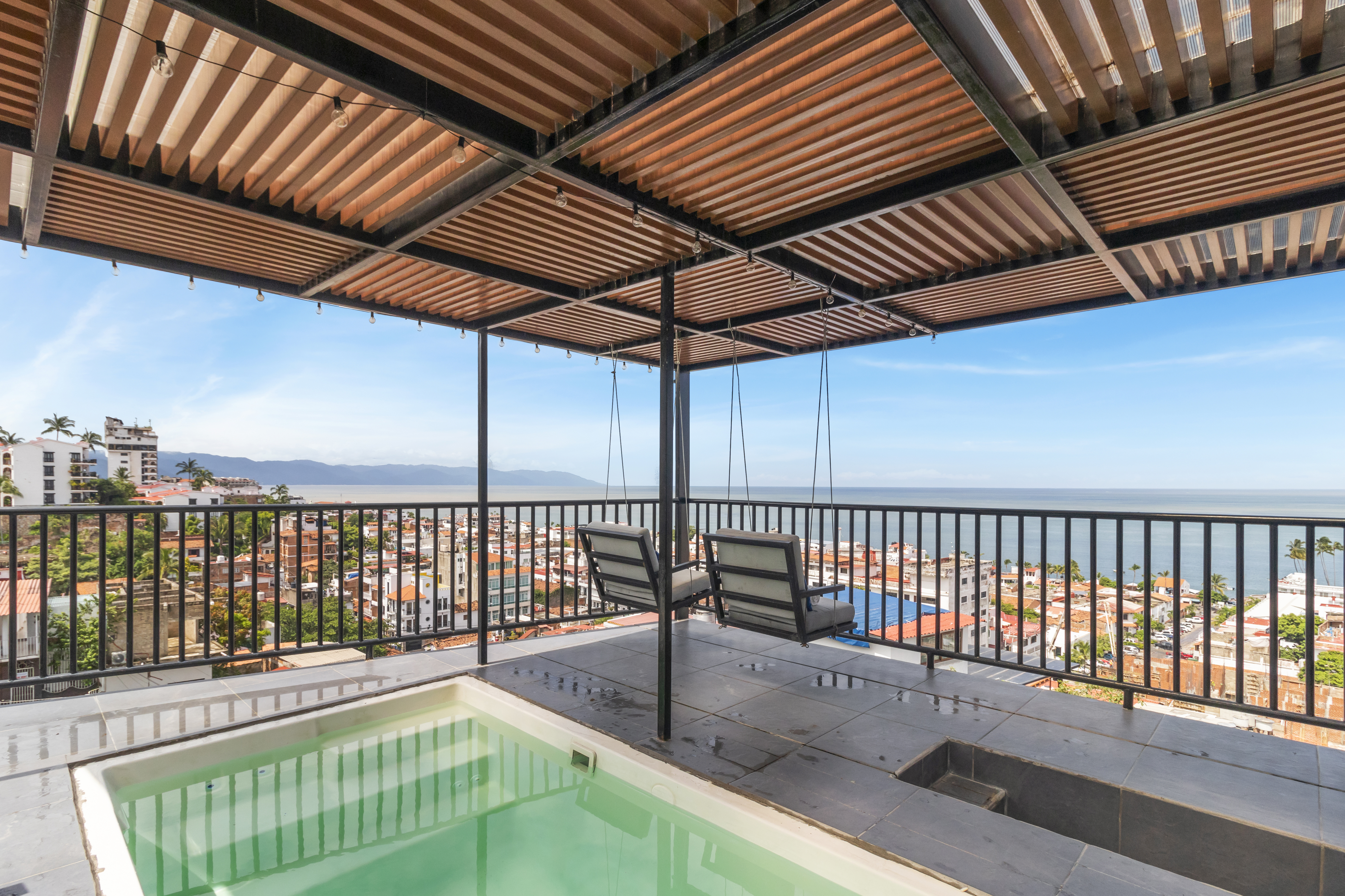 System.Collections.Generic.List`1[BluePillow.Application.SearchEngine.Dto.PhotoDto]?.ElementAt(1)?.Caption