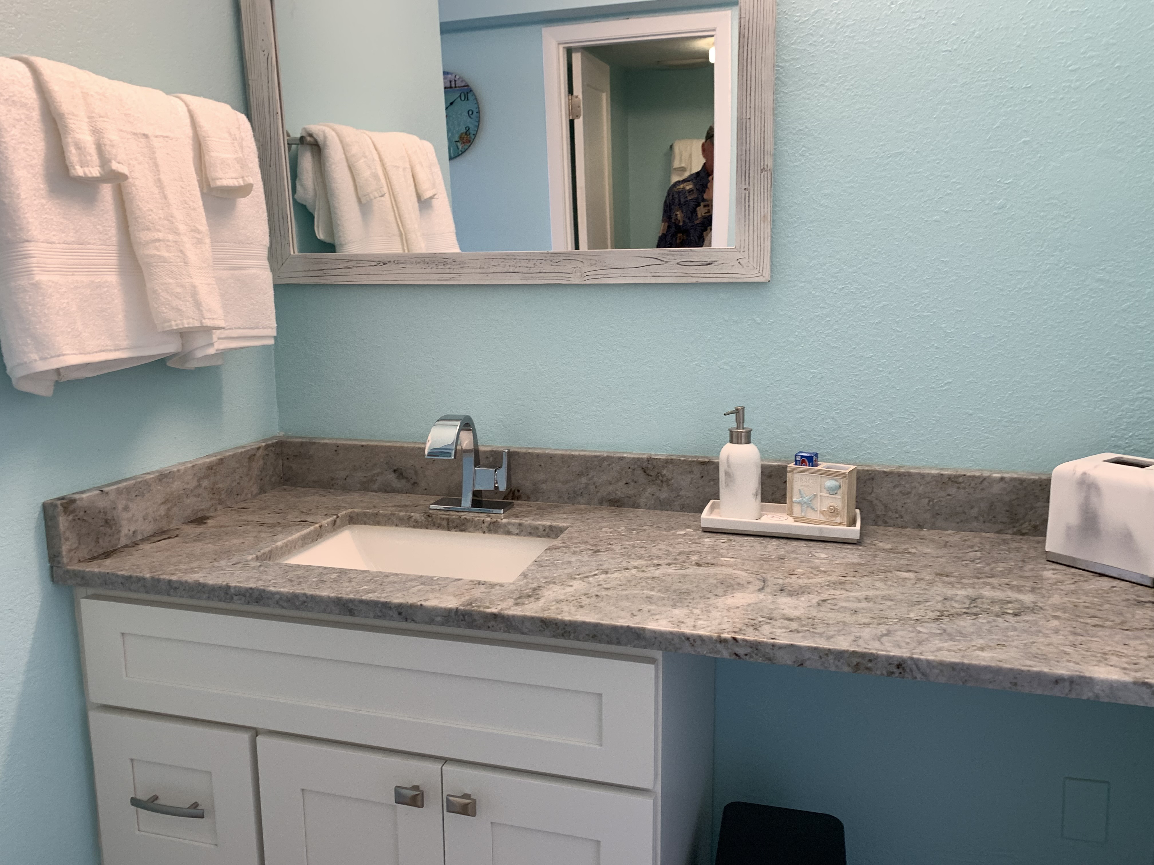 System.Collections.Generic.List`1[BluePillow.Application.SearchEngine.Dto.PhotoDto]?.ElementAt(2)?.Caption