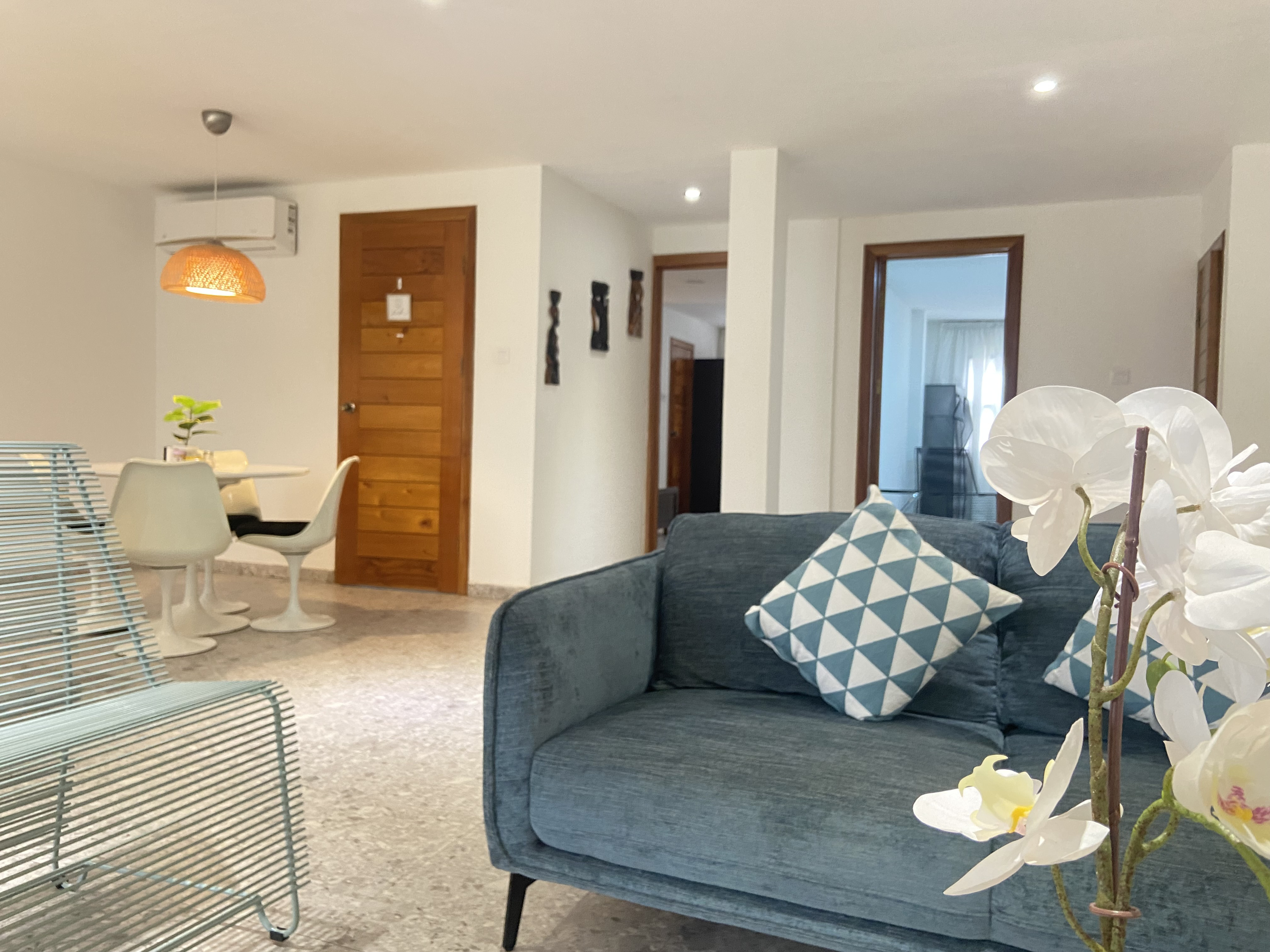 System.Collections.Generic.List`1[BluePillow.Application.SearchEngine.Dto.PhotoDto]?.ElementAt(1)?.Caption