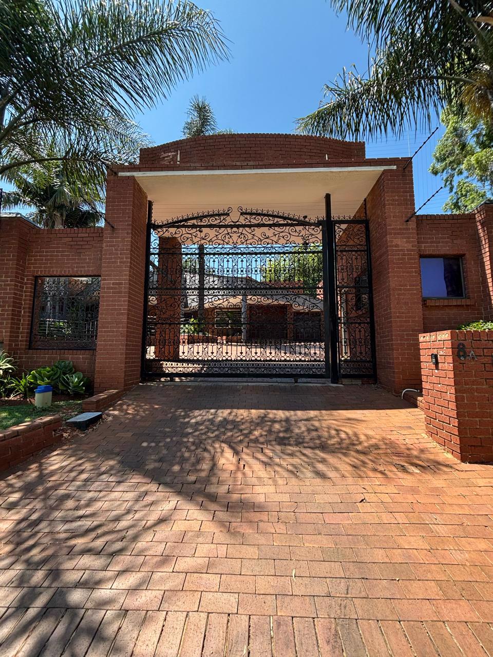 System.Collections.Generic.List`1[BluePillow.Application.SearchEngine.Dto.PhotoDto]?.ElementAt(0)?.Caption