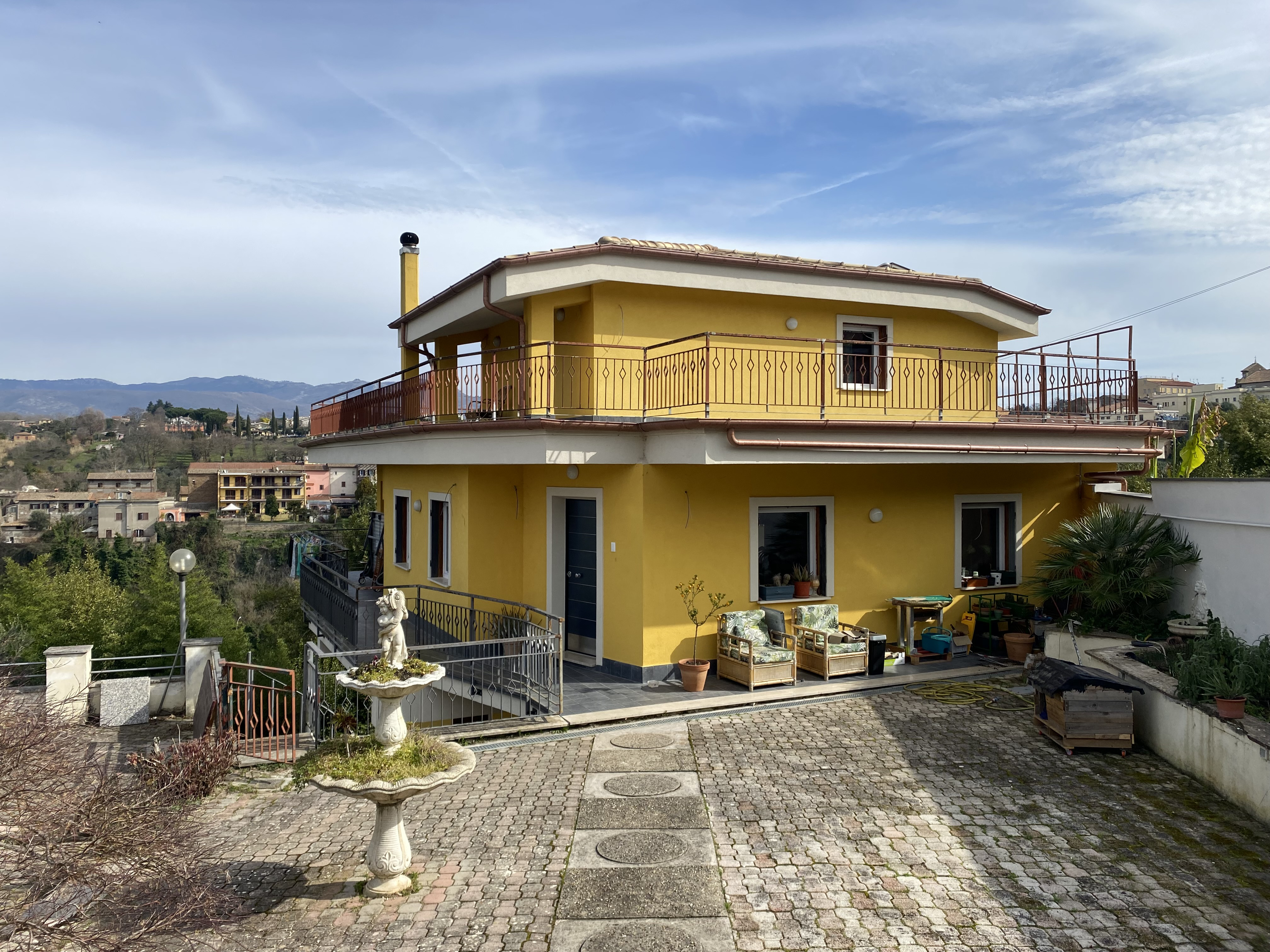 System.Collections.Generic.List`1[BluePillow.Application.SearchEngine.Dto.PhotoDto]?.ElementAt(3)?.Caption