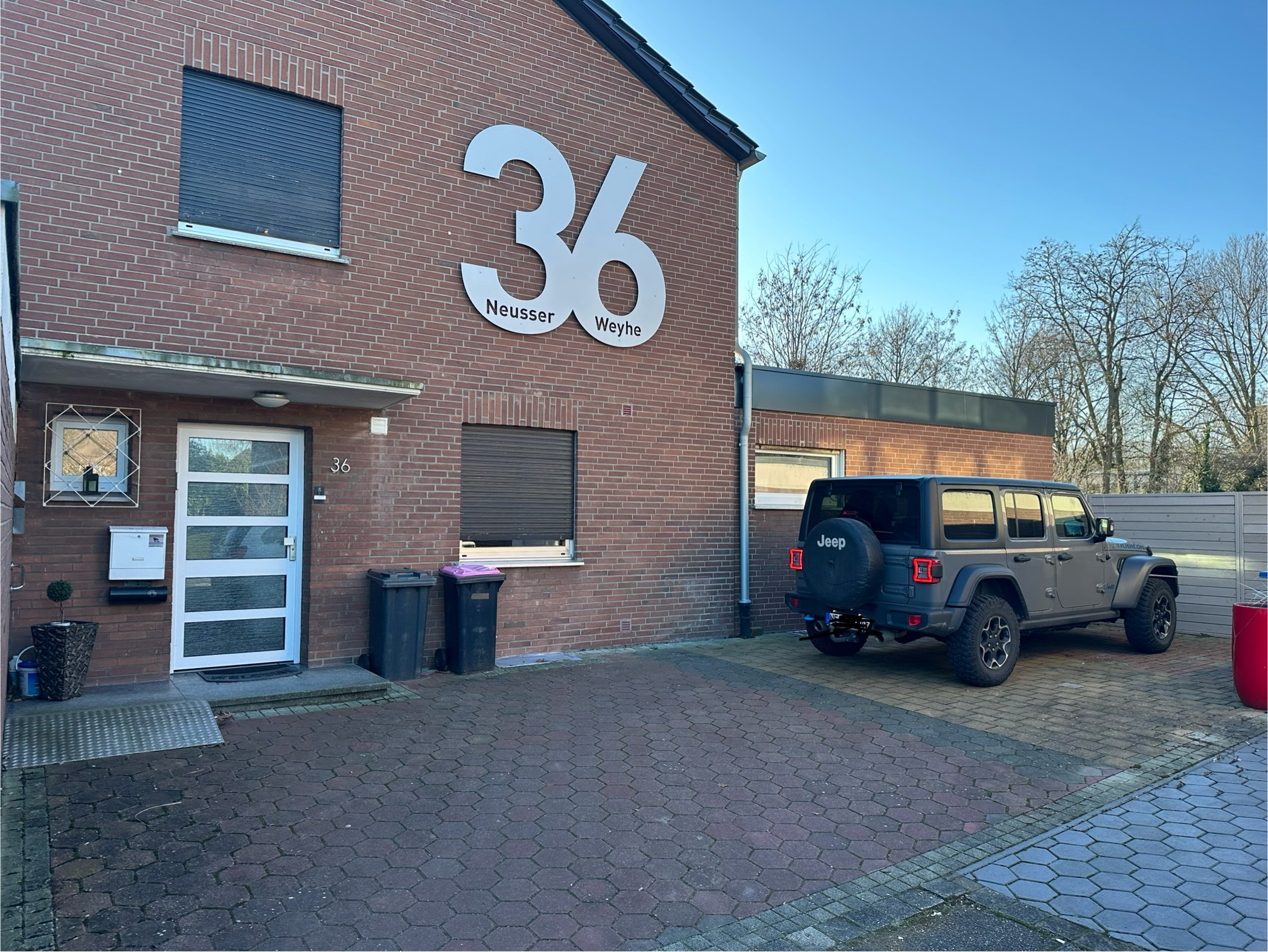 System.Collections.Generic.List`1[BluePillow.Application.SearchEngine.Dto.PhotoDto]?.ElementAt(1)?.Caption