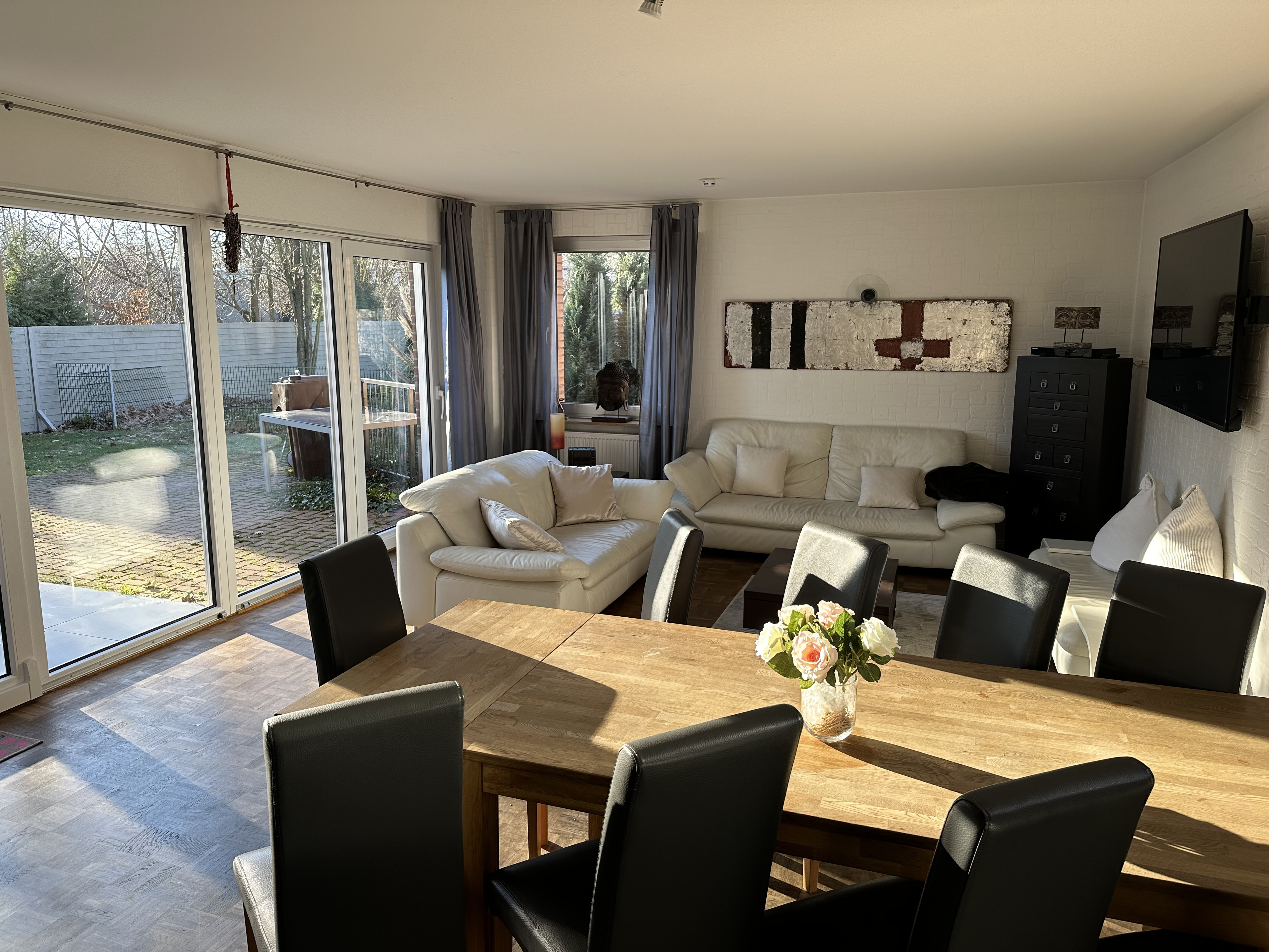 System.Collections.Generic.List`1[BluePillow.Application.SearchEngine.Dto.PhotoDto]?.ElementAt(0)?.Caption