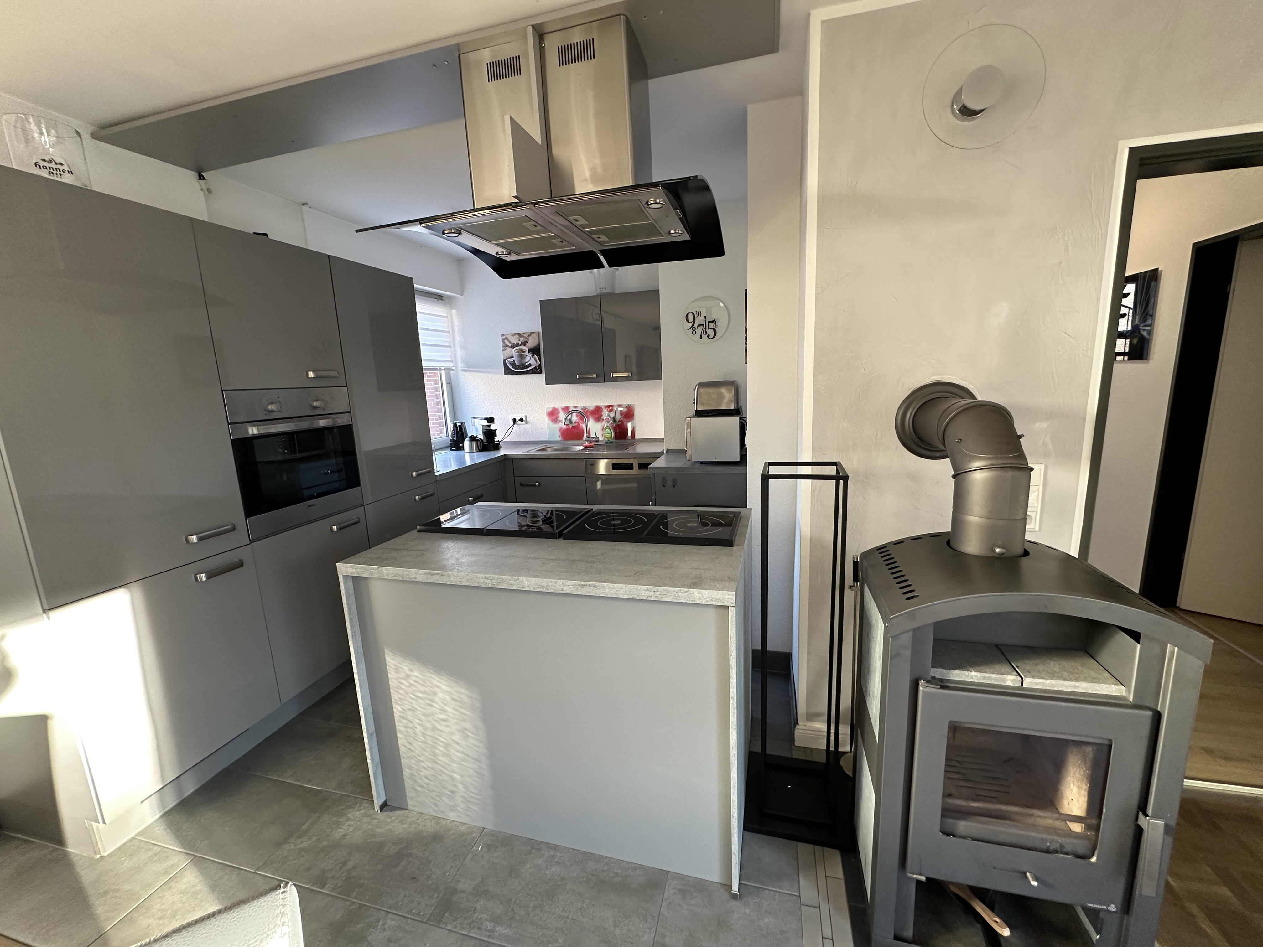 System.Collections.Generic.List`1[BluePillow.Application.SearchEngine.Dto.PhotoDto]?.ElementAt(3)?.Caption