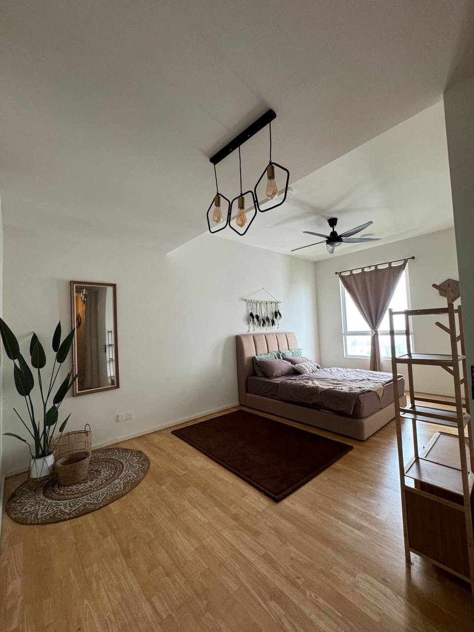 System.Collections.Generic.List`1[BluePillow.Application.SearchEngine.Dto.PhotoDto]?.ElementAt(1)?.Caption