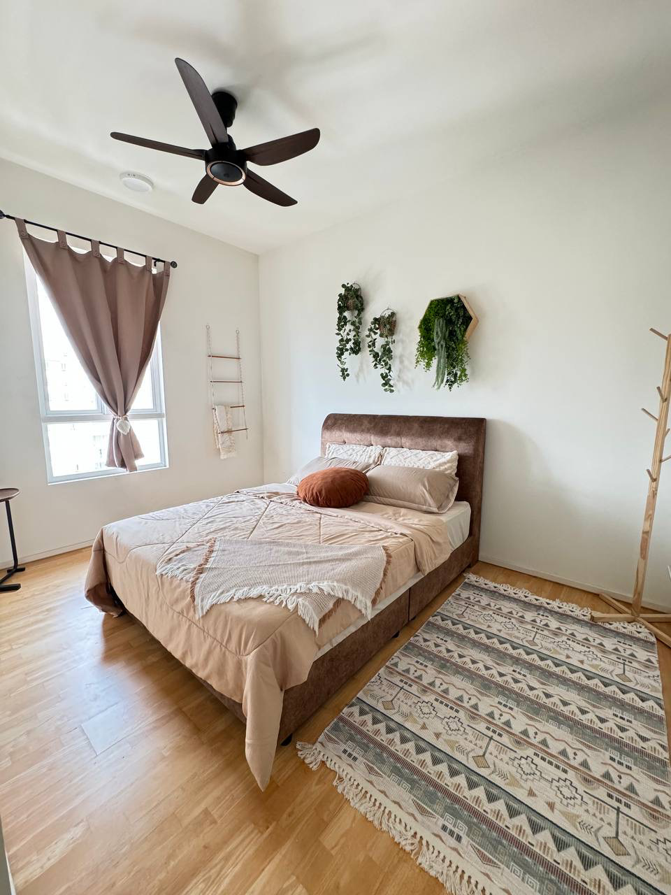 System.Collections.Generic.List`1[BluePillow.Application.SearchEngine.Dto.PhotoDto]?.ElementAt(3)?.Caption