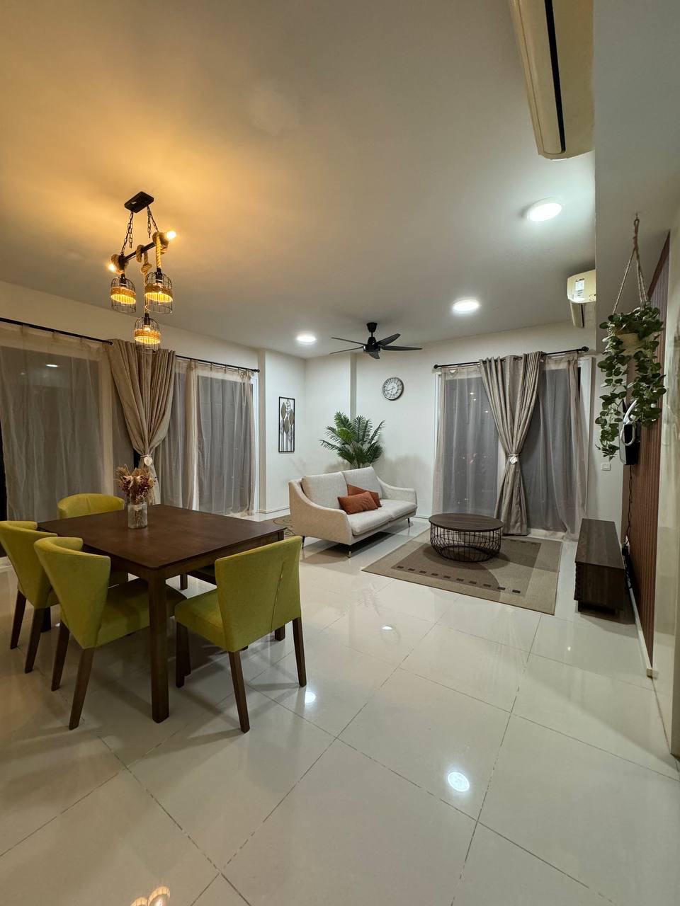 System.Collections.Generic.List`1[BluePillow.Application.SearchEngine.Dto.PhotoDto]?.ElementAt(0)?.Caption