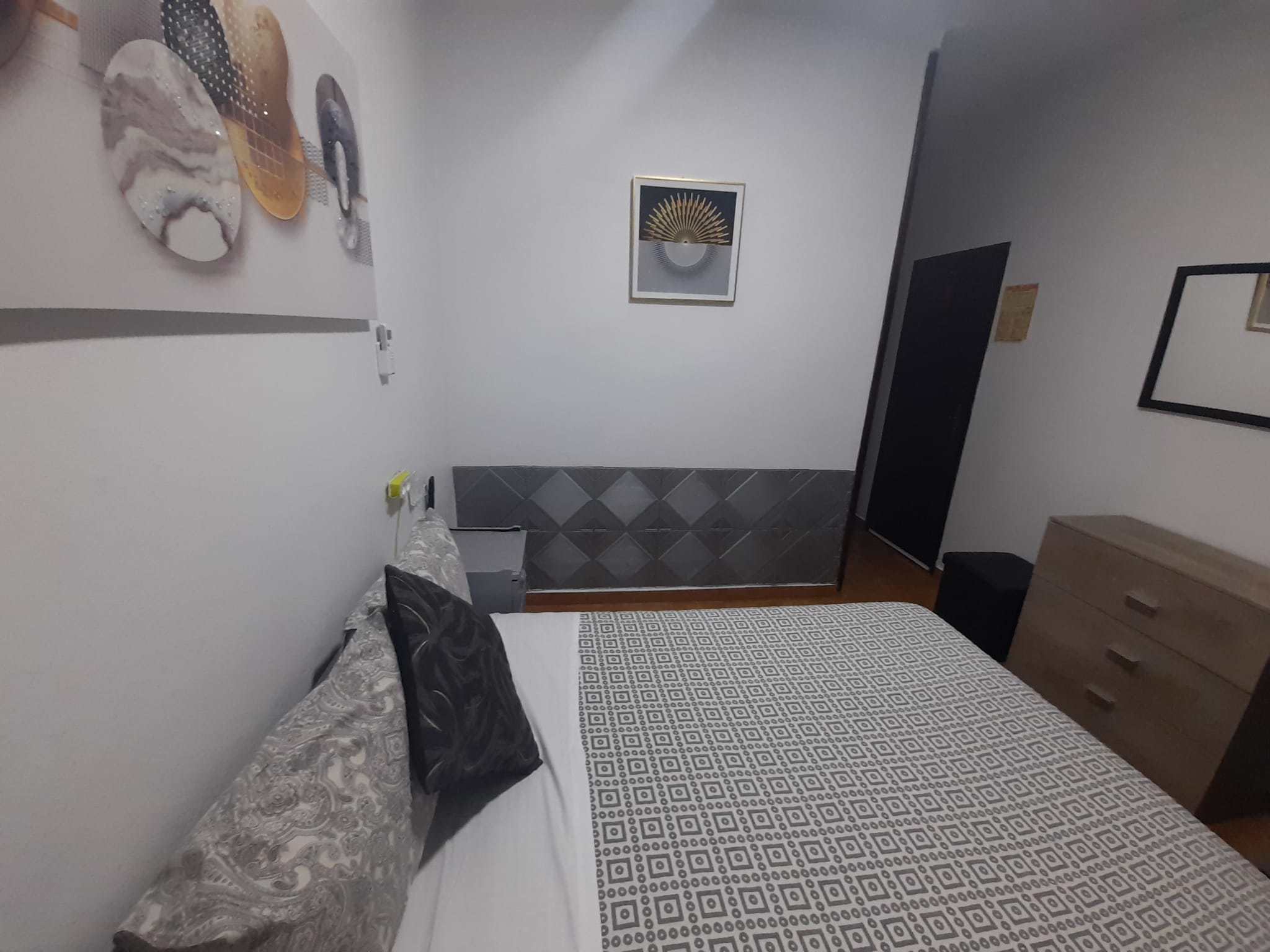 System.Collections.Generic.List`1[BluePillow.Application.SearchEngine.Dto.PhotoDto]?.ElementAt(3)?.Caption