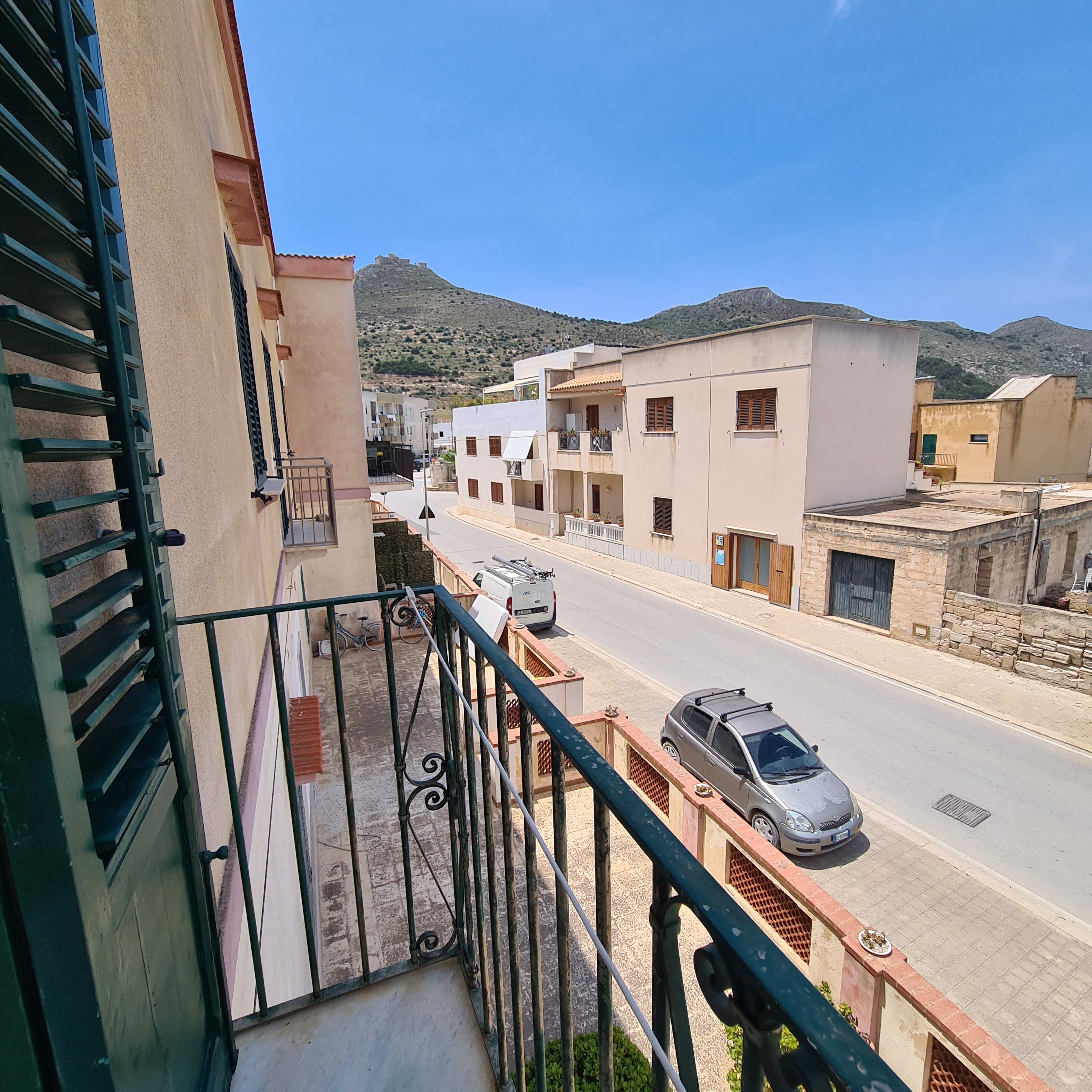 System.Collections.Generic.List`1[BluePillow.Application.SearchEngine.Dto.PhotoDto]?.ElementAt(3)?.Caption