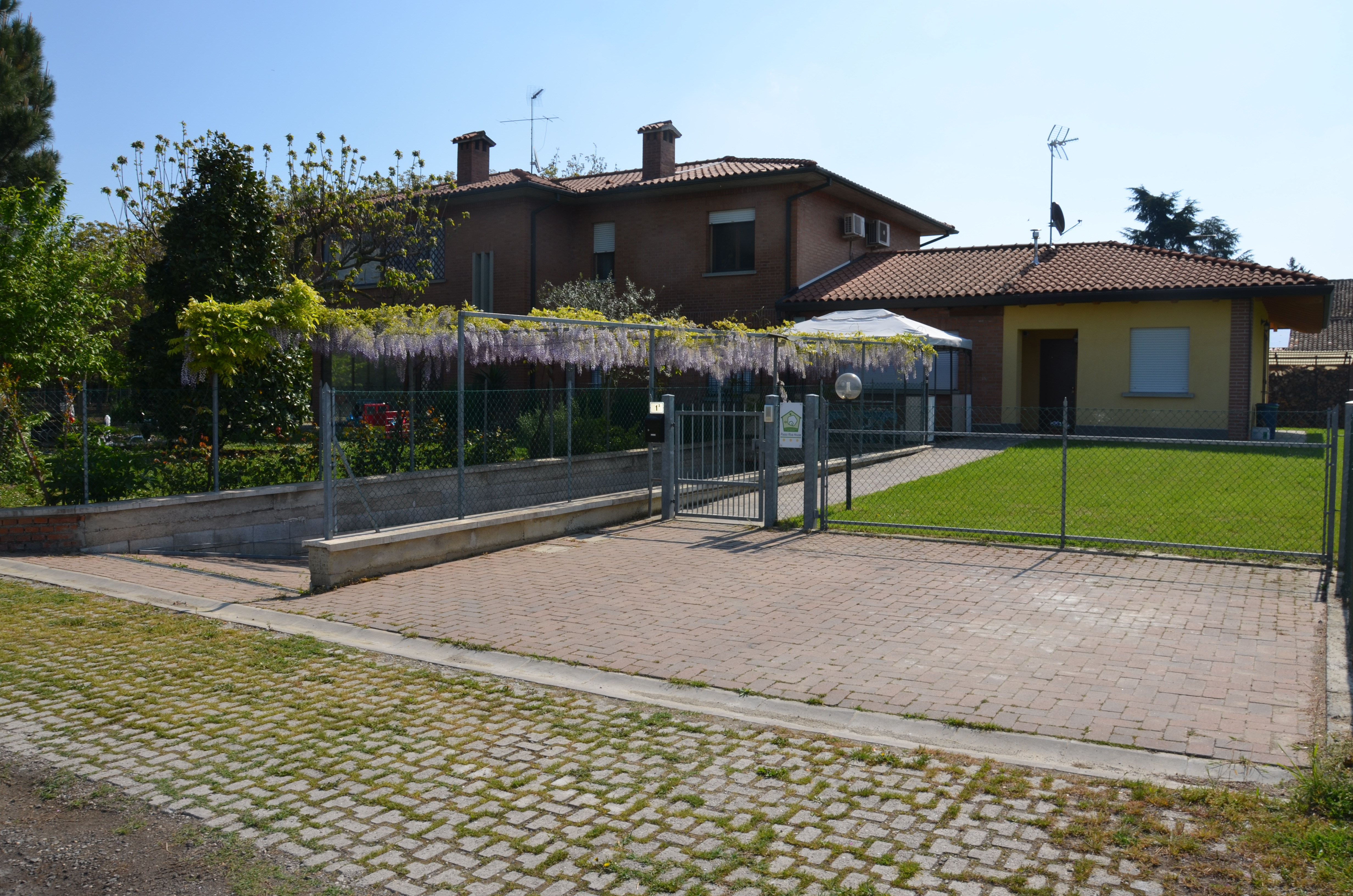 System.Collections.Generic.List`1[BluePillow.Application.SearchEngine.Dto.PhotoDto]?.ElementAt(0)?.Caption