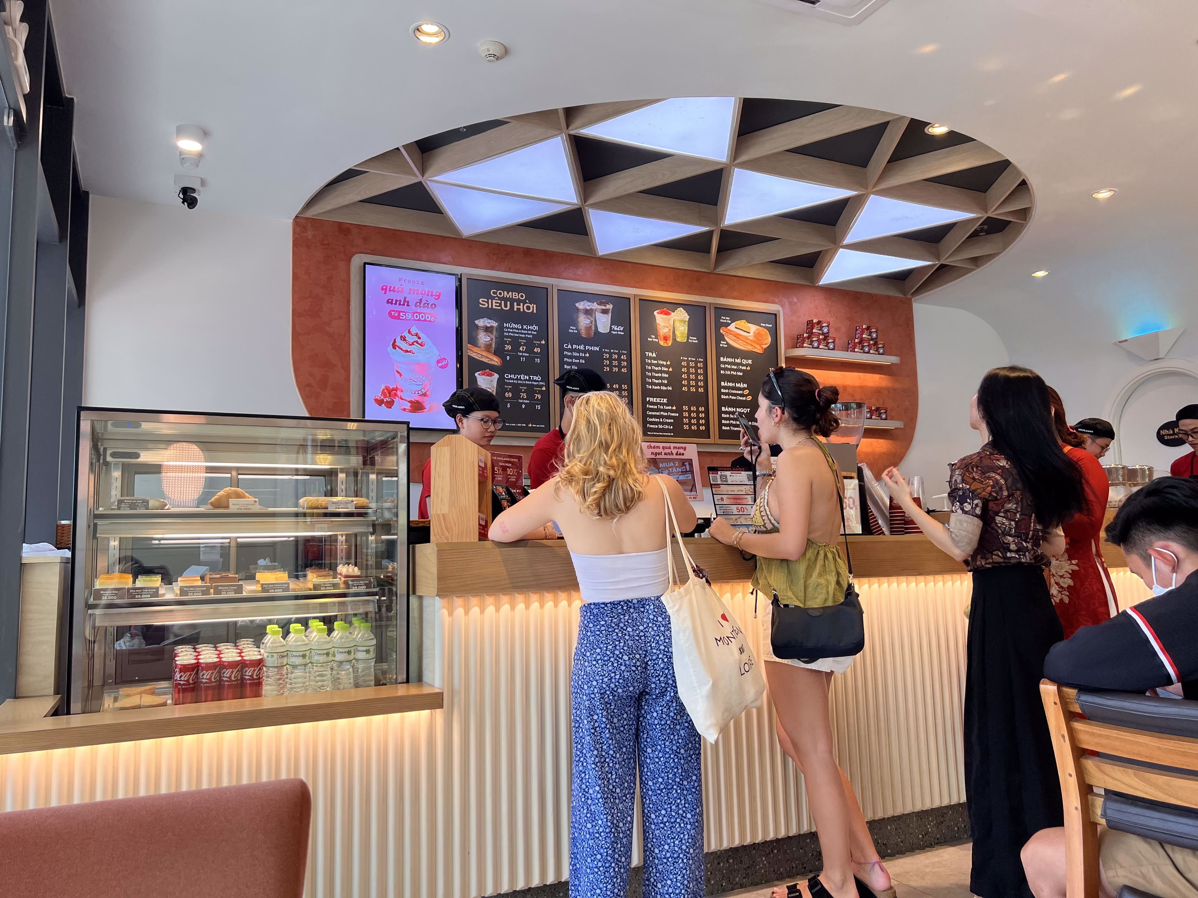 System.Collections.Generic.List`1[BluePillow.Application.SearchEngine.Dto.PhotoDto]?.ElementAt(0)?.Caption