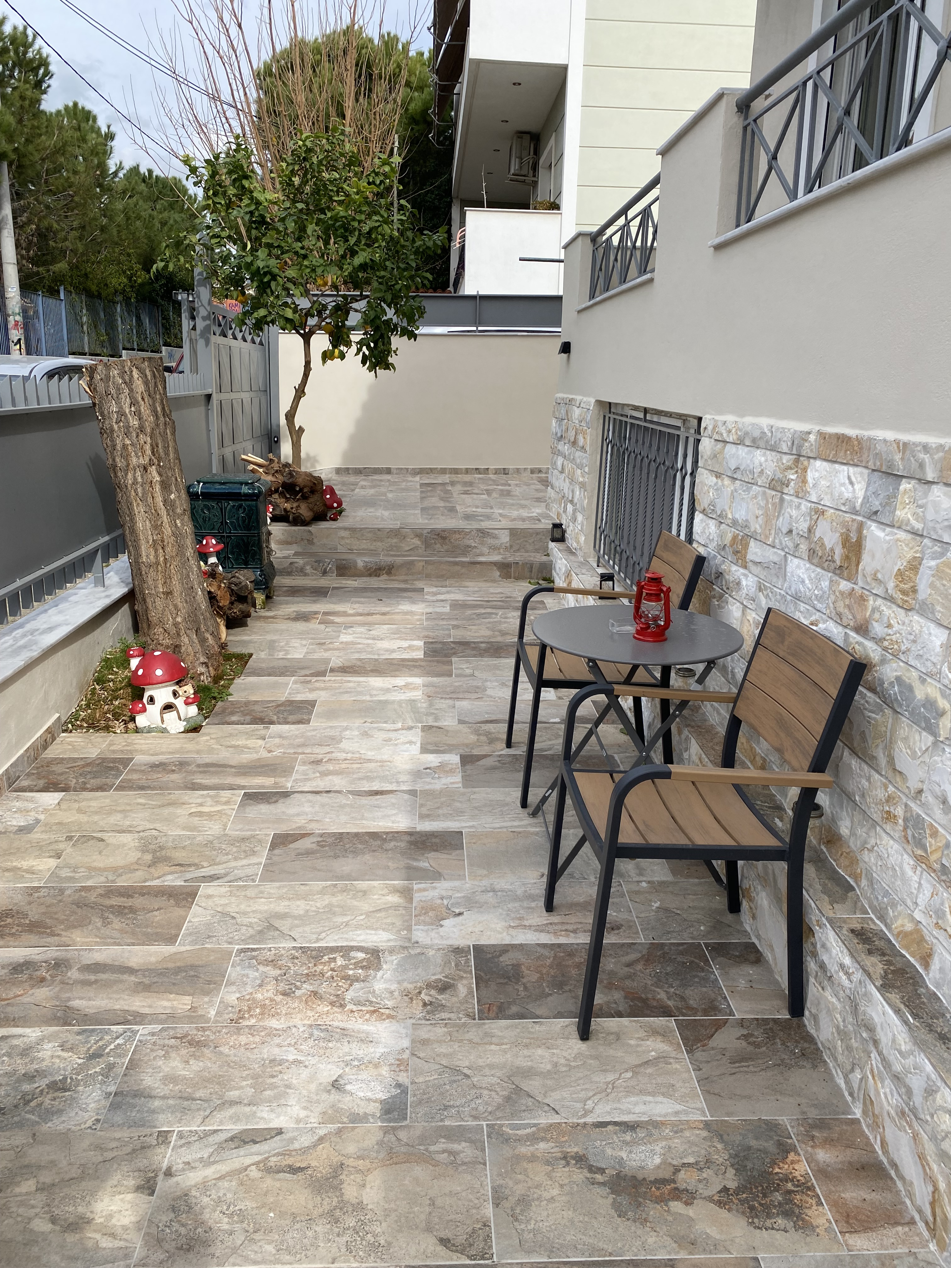 System.Collections.Generic.List`1[BluePillow.Application.SearchEngine.Dto.PhotoDto]?.ElementAt(0)?.Caption