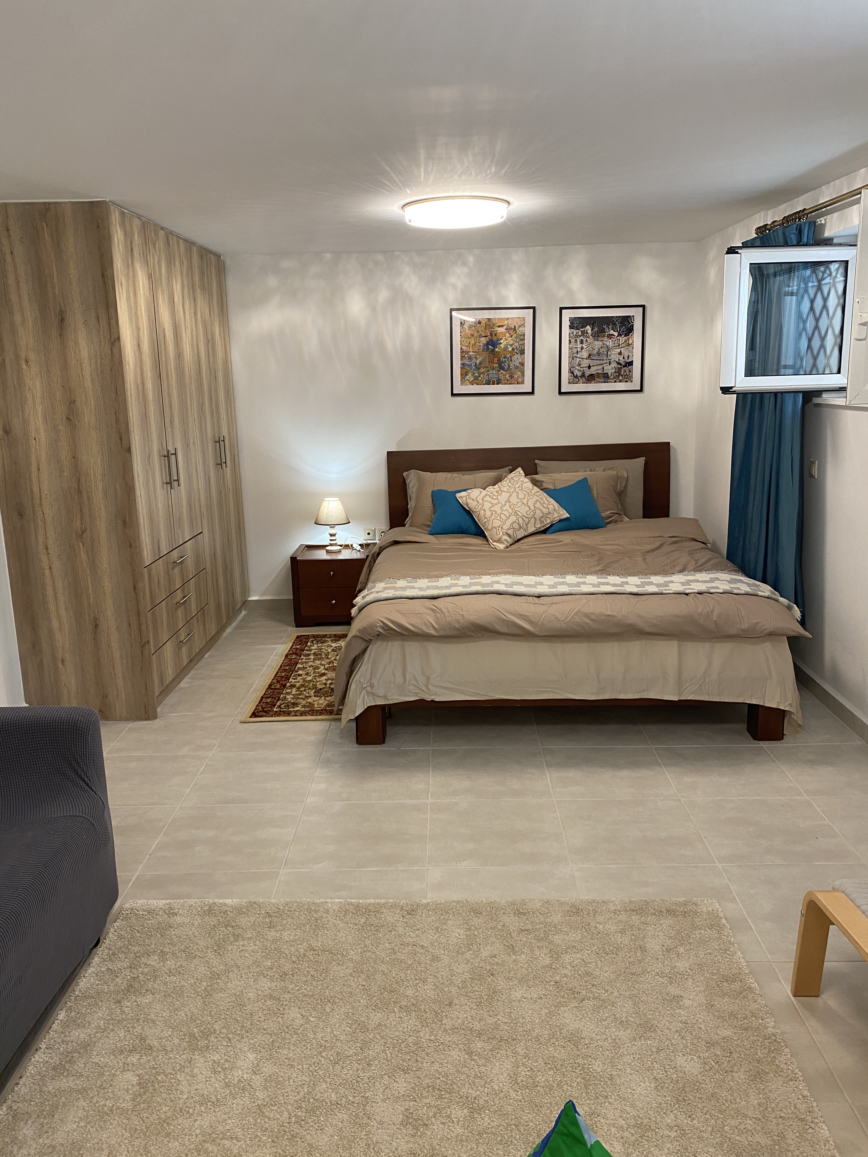 System.Collections.Generic.List`1[BluePillow.Application.SearchEngine.Dto.PhotoDto]?.ElementAt(3)?.Caption